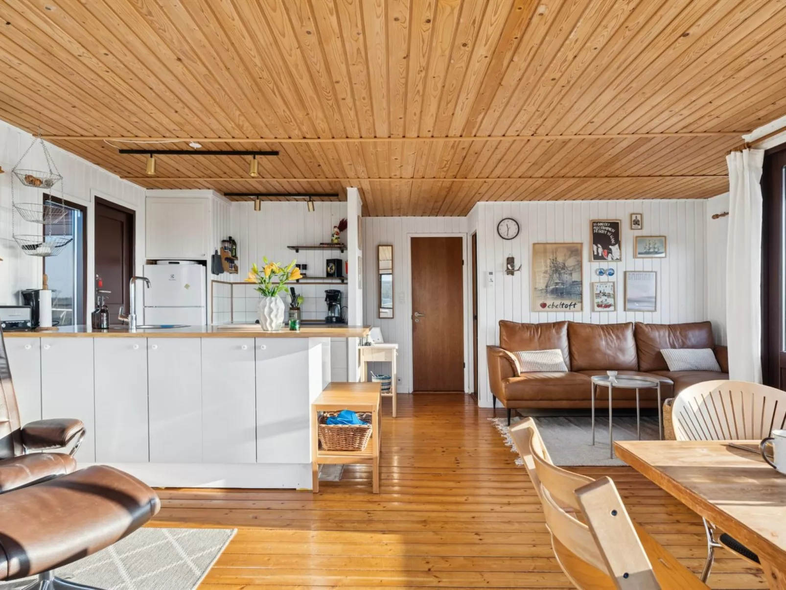 "Joseph" - 500m from the sea-Binnen