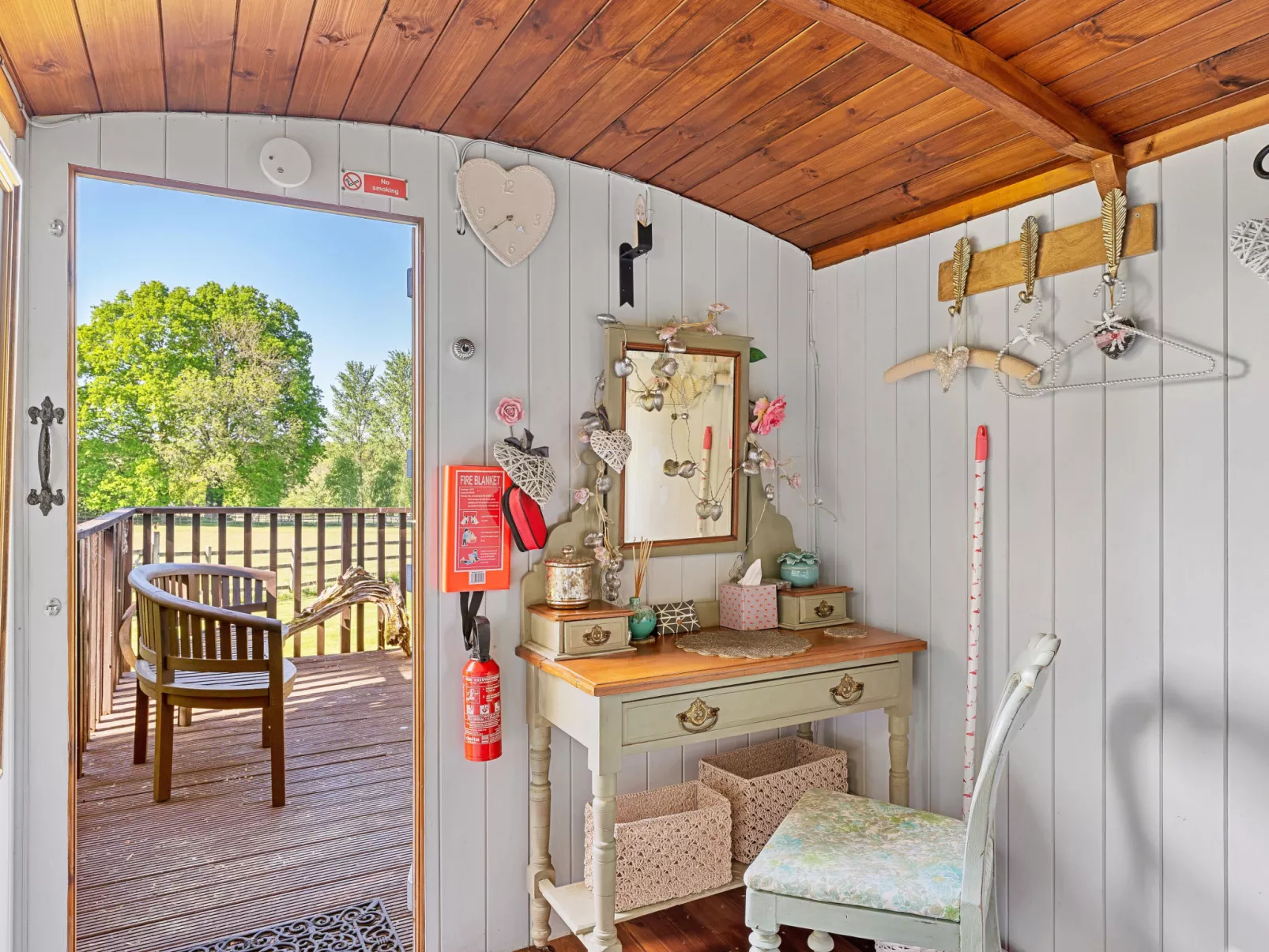 Shepherd's Hut at Hilltop Farm - Binnen