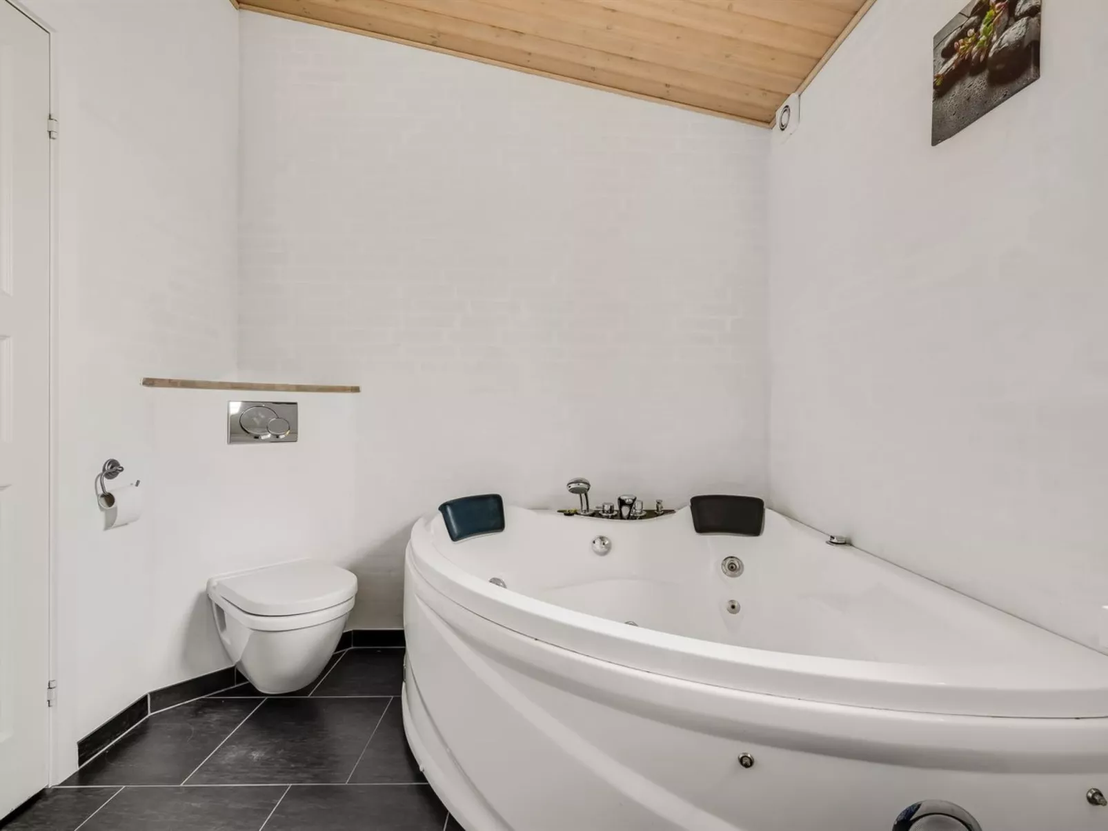 "Sod" - 3.2km from the sea - Binnen