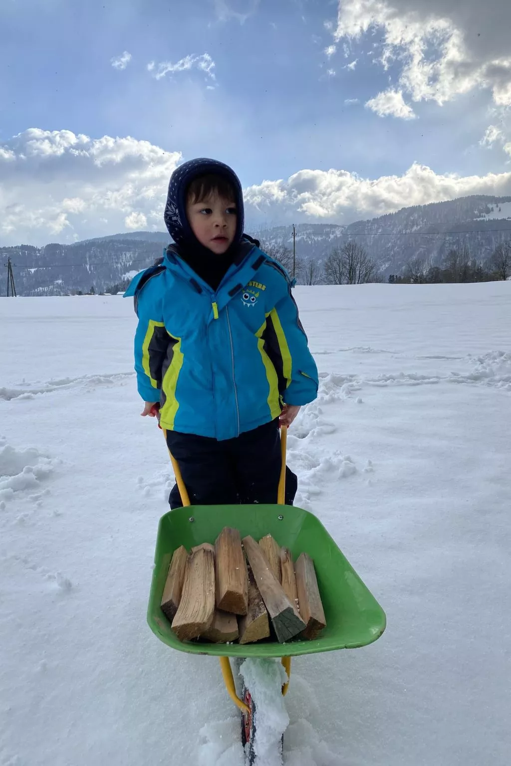 Ruhig mit einem herrlichen Blick auf die Berge. - Image-tags.info