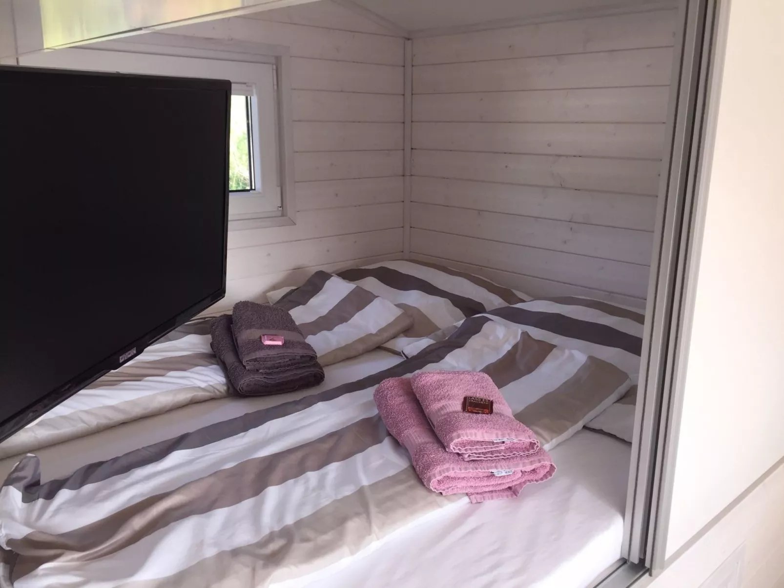 Hausboot KHT 2 Lacet mit Elektrokamin im Salon, 1 Schlafraum, Küche, Duschbad m - Image-tags.info