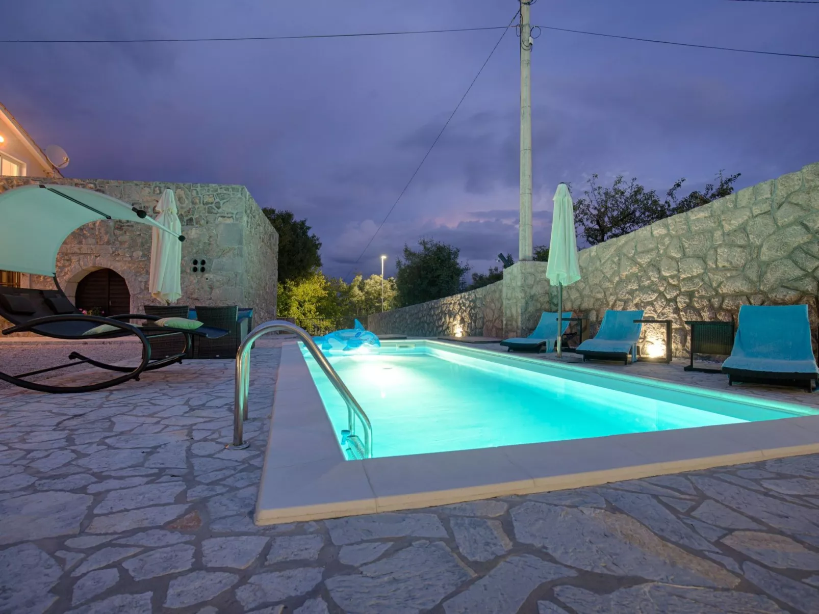 Luxuriöse Villa mit Pool, großem mediterranen Garten und Kinderspielplatz. - Image-tags.info