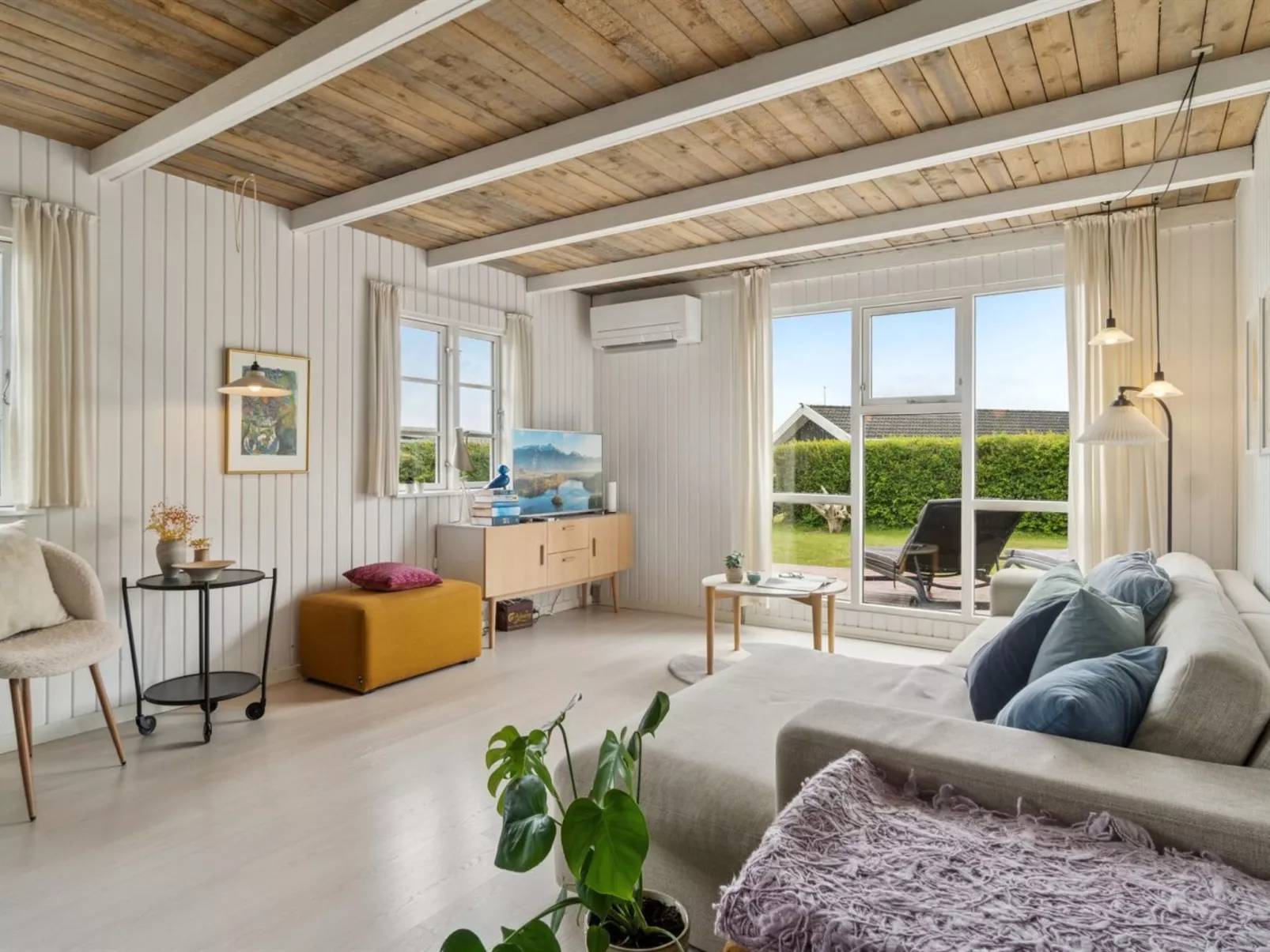 "Bjarni" - 180m from the sea - Binnen