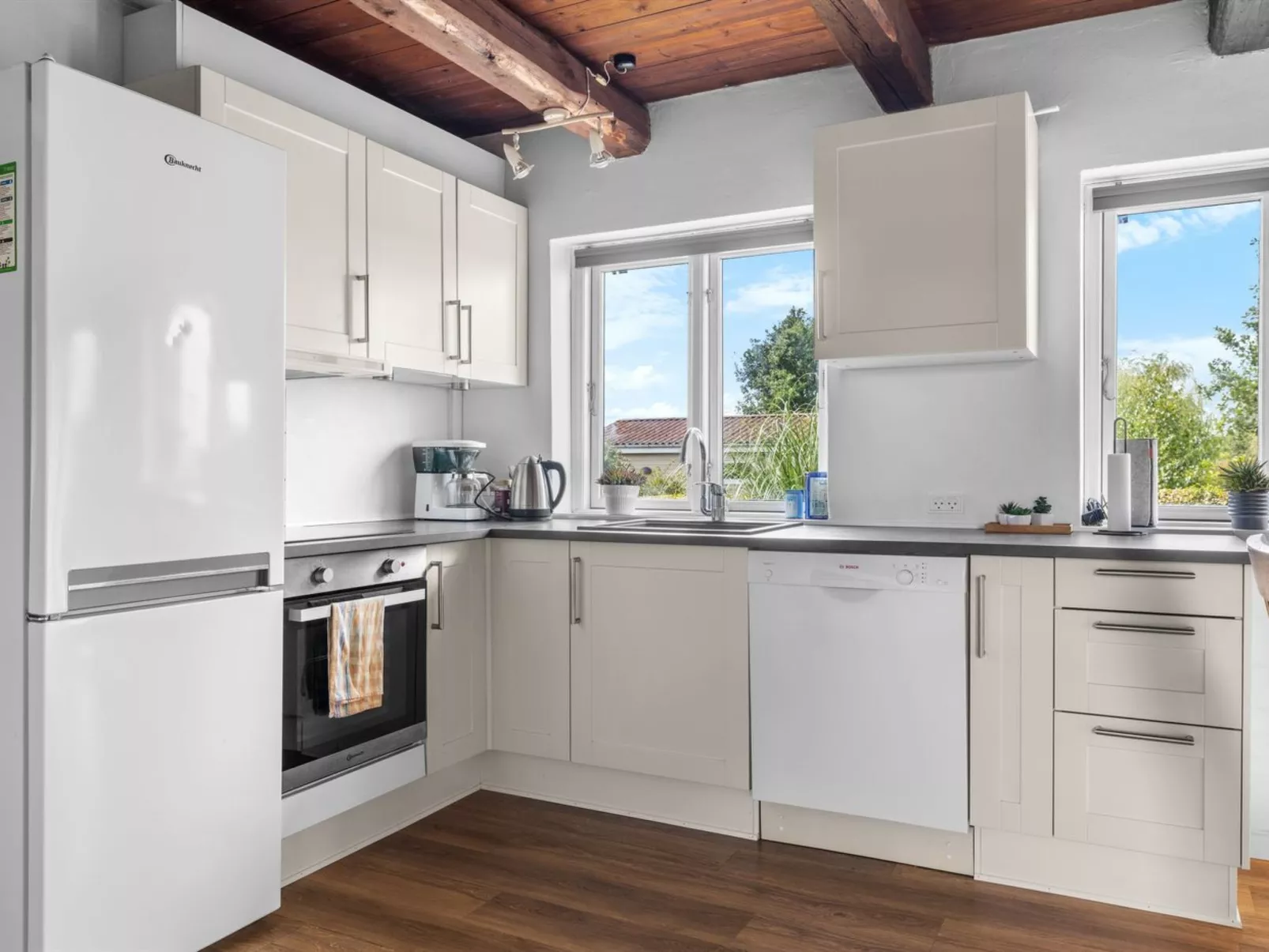 "Ina" - 210m from the sea-Binnen