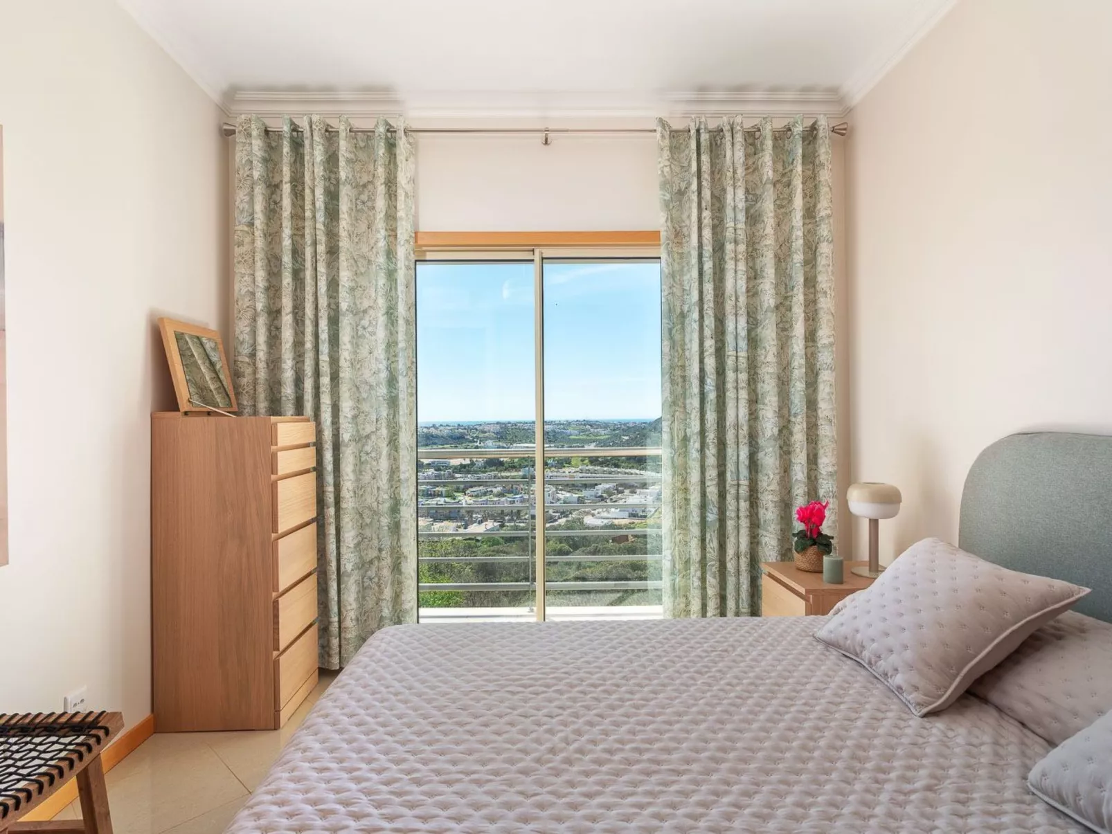 "Elena 2" mit Blick auf das Wasser - Image-tags.info