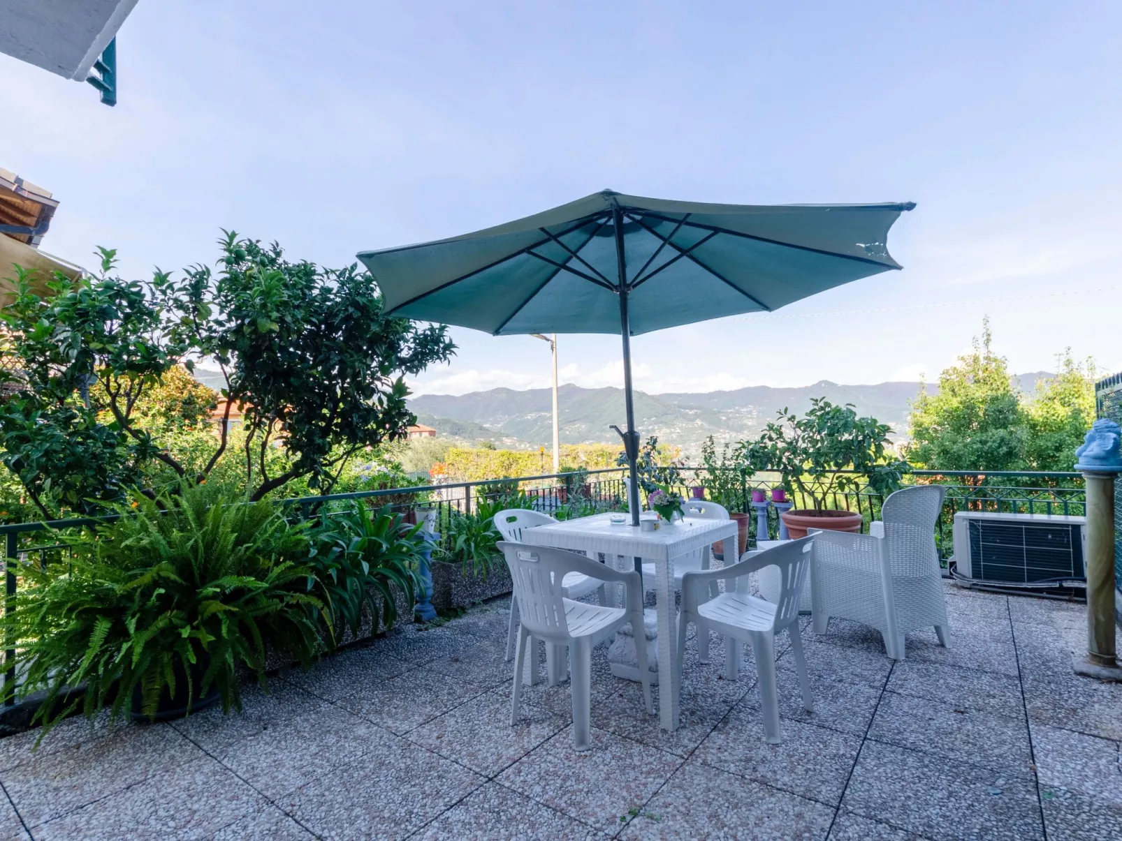 Einzimmerwohnung mit Terrasse und Blick auf den Berg - Image-tags.info