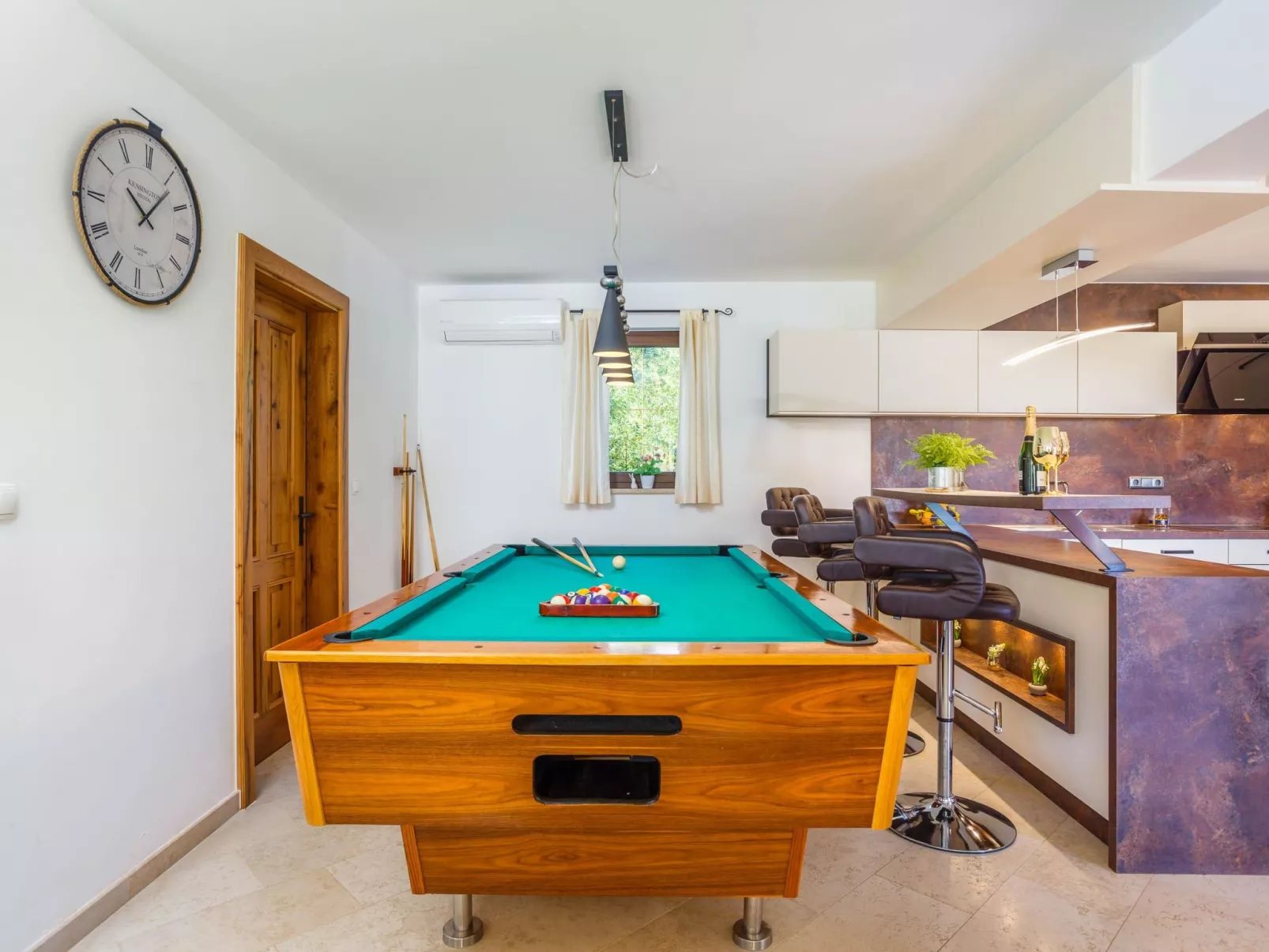 Villa Kamenica  im mediterranen Stil mit Innen- und Außenpool - Image-tags.info