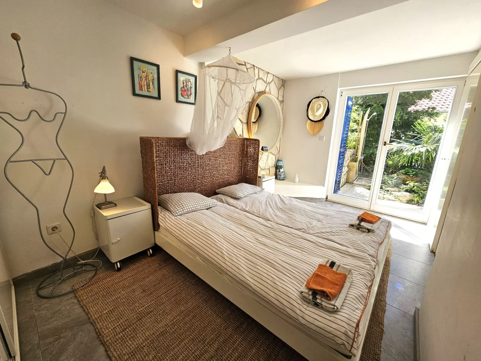 Barbara mit wünderschöne Terrasse - Image-tags.info