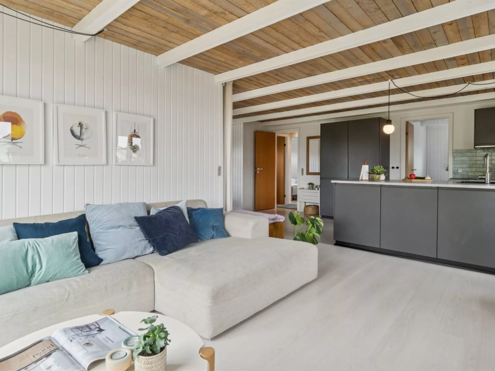 "Bjarni" - 180m from the sea - Binnen