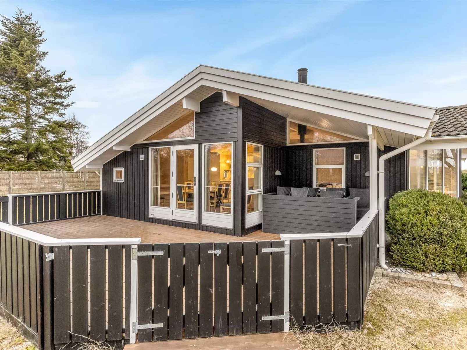 "Garth" - 50m from the sea - Buiten