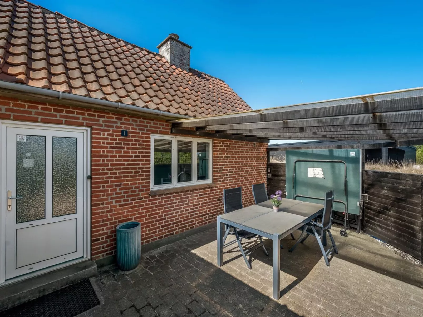 "Vappu" - 400m to the fjord-Buiten