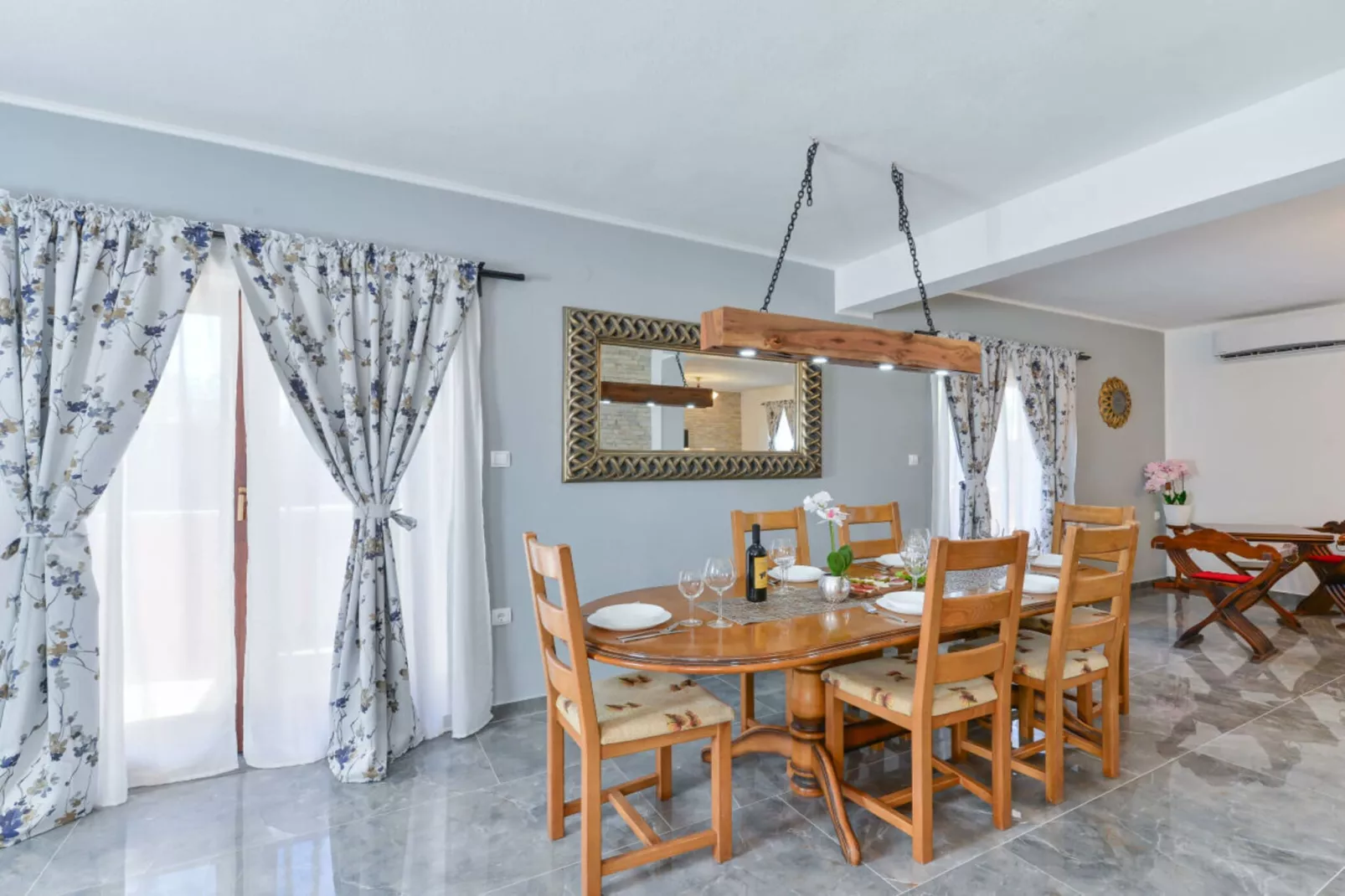 Marinic Comfortable holiday residence-Eetkamer