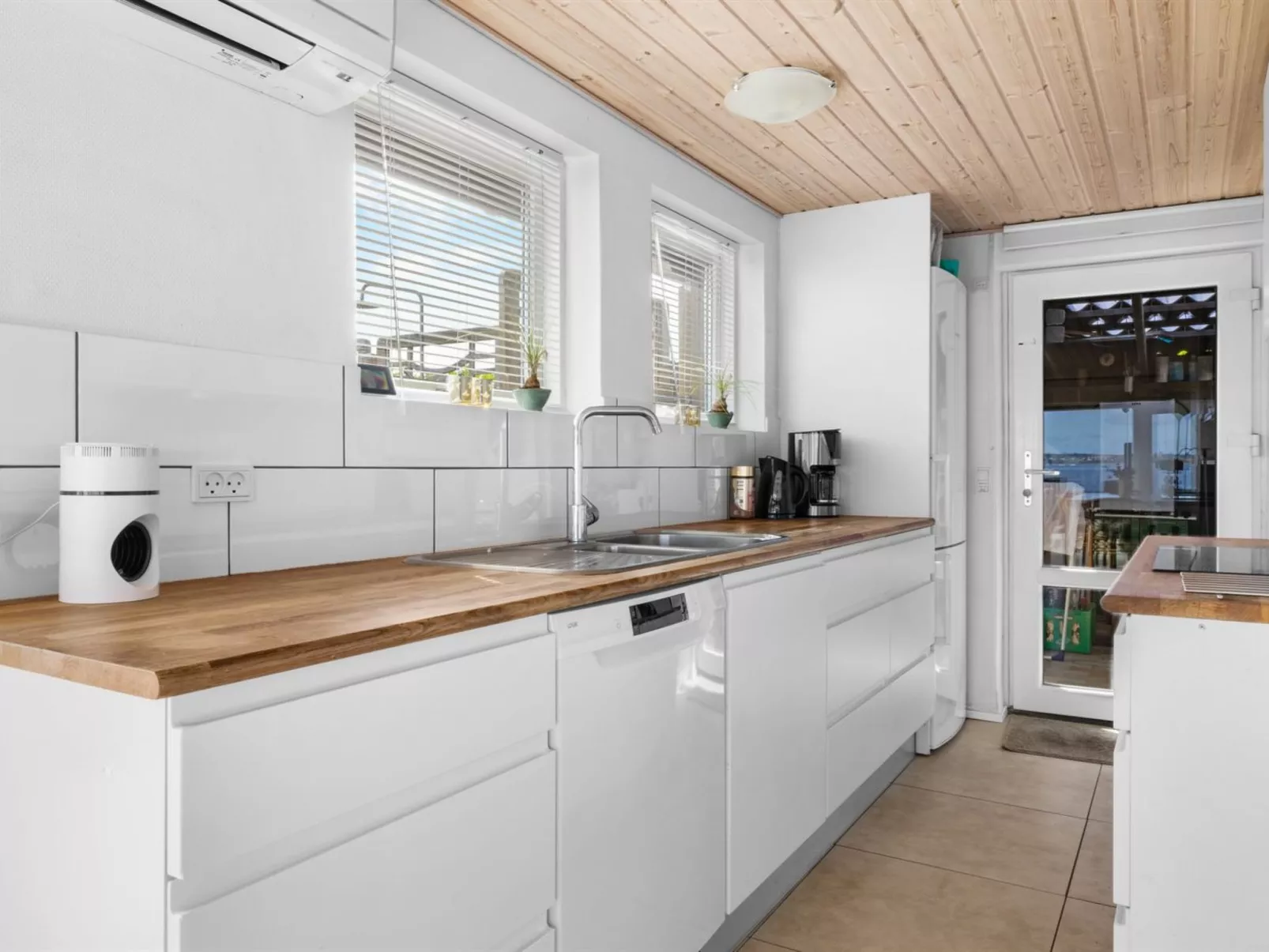 "Yngvy" - 10m from the sea-Binnen