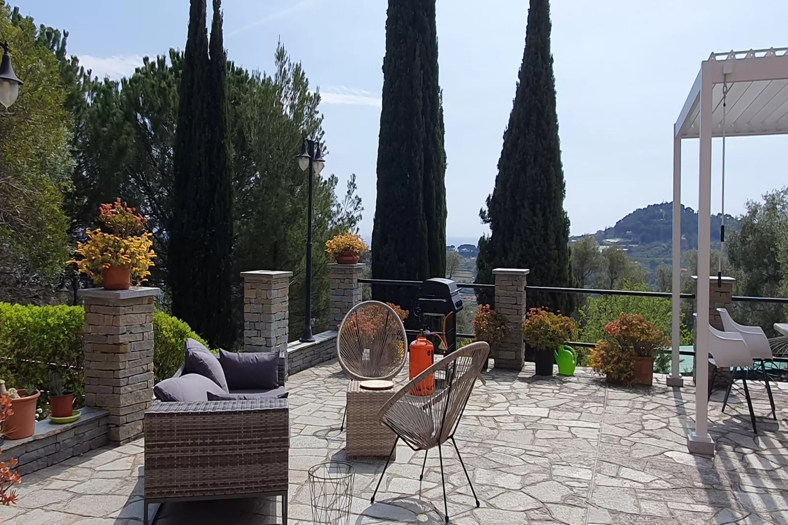 Charmante Villa mit drei Apartments und Meerblick KReidl-Terrasbalkon