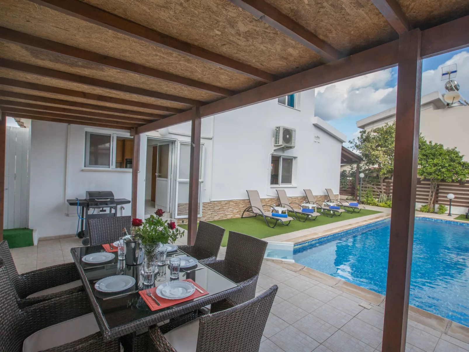 Geräumige Villa mit 3 Schlafzimmern und Pool in Protaras - Buiten