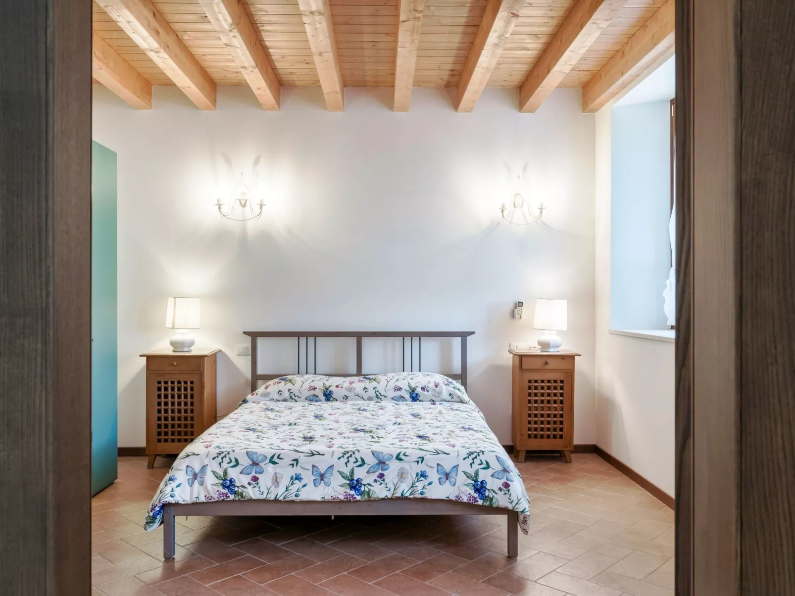 Zweizimmerwohnung mit Doppelbett und zwei Schlafsofas - Image-tags.info