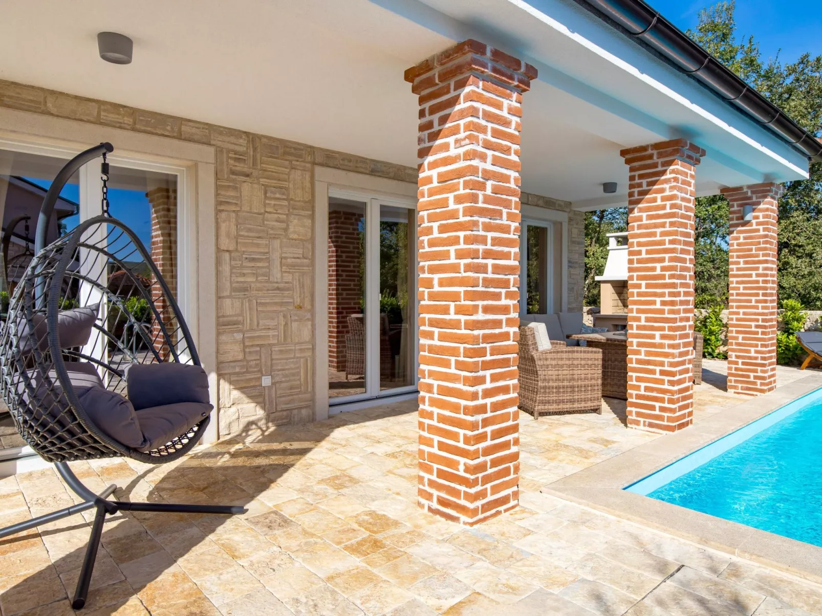 Romantische Villa mit Pool, umgeben von Natur - Image-tags.info