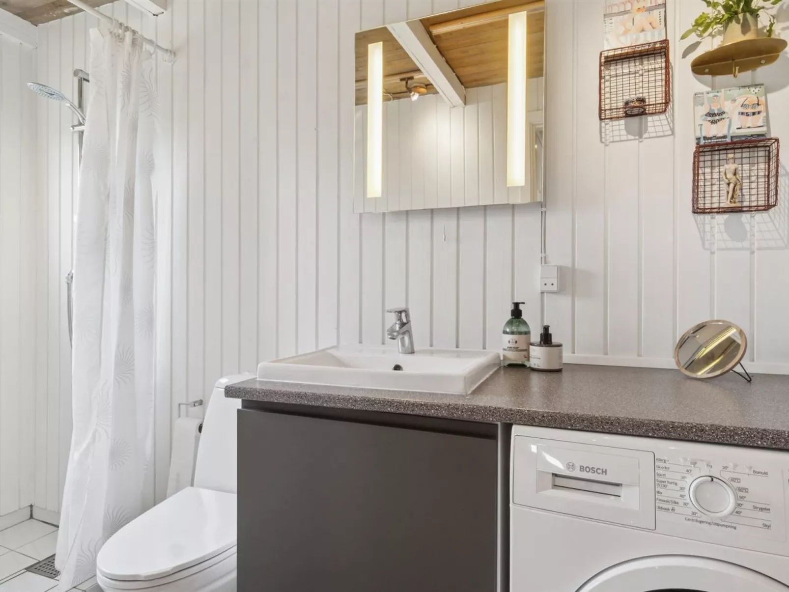 "Bjarni" - 180m from the sea - Binnen