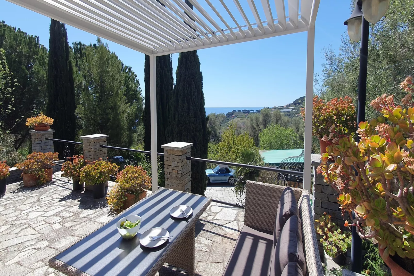 Charmante Villa mit drei Apartments und Meerblick KReidl-Terrasbalkon