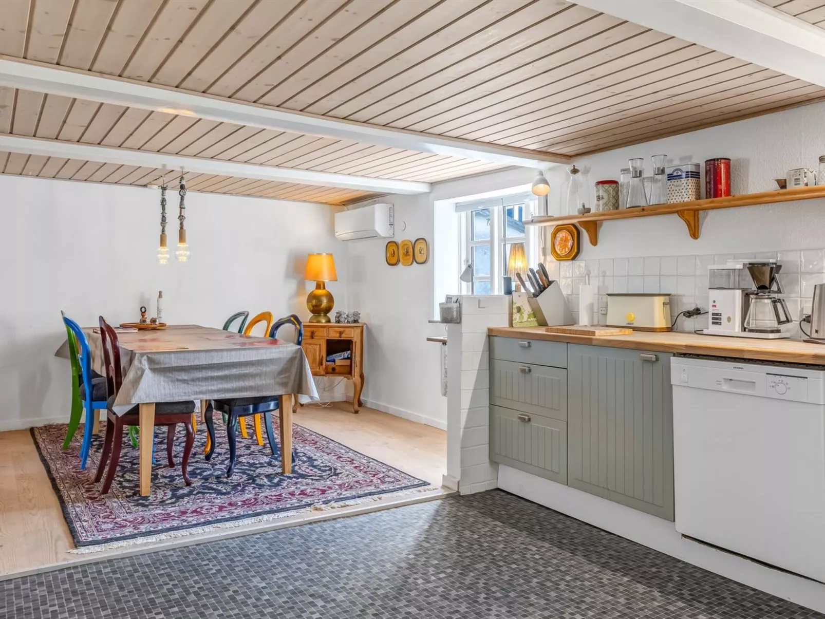 "Spase" - 23km from the sea - Binnen