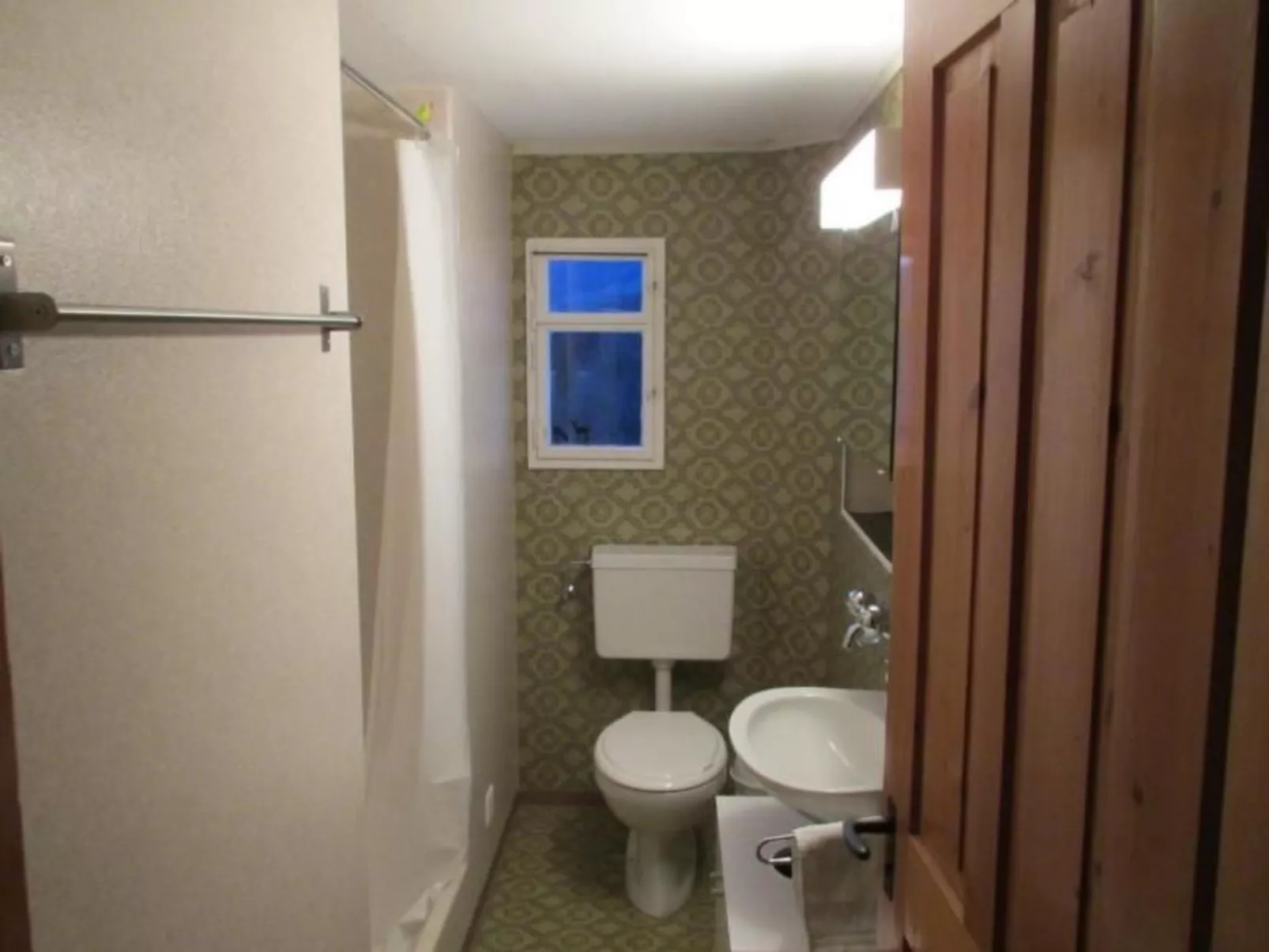 Verschlafen... in sanfte Hügel eingebettet. - Image-tags.info