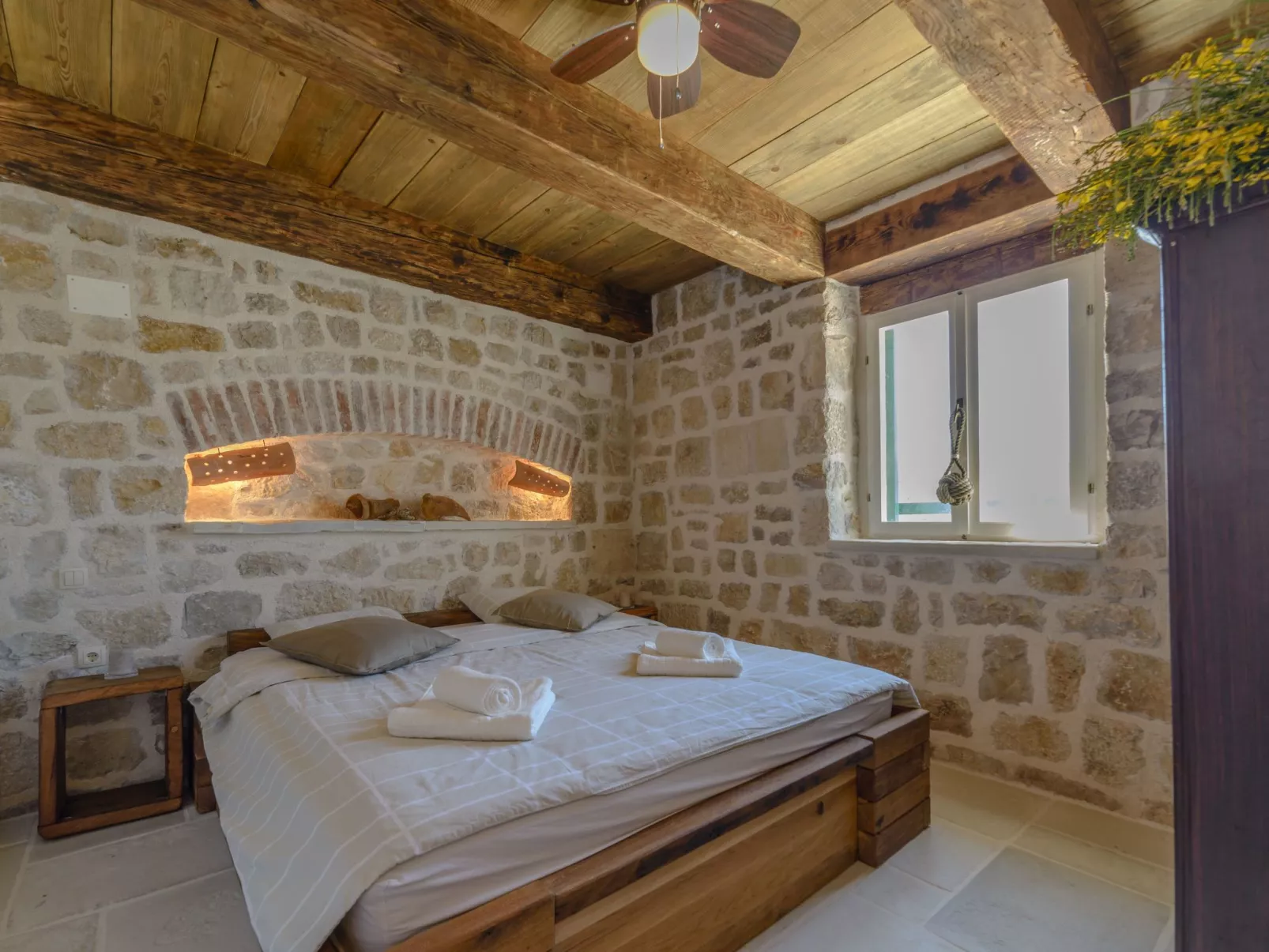 "Lipa" mit Schwimmbad - Image-tags.info