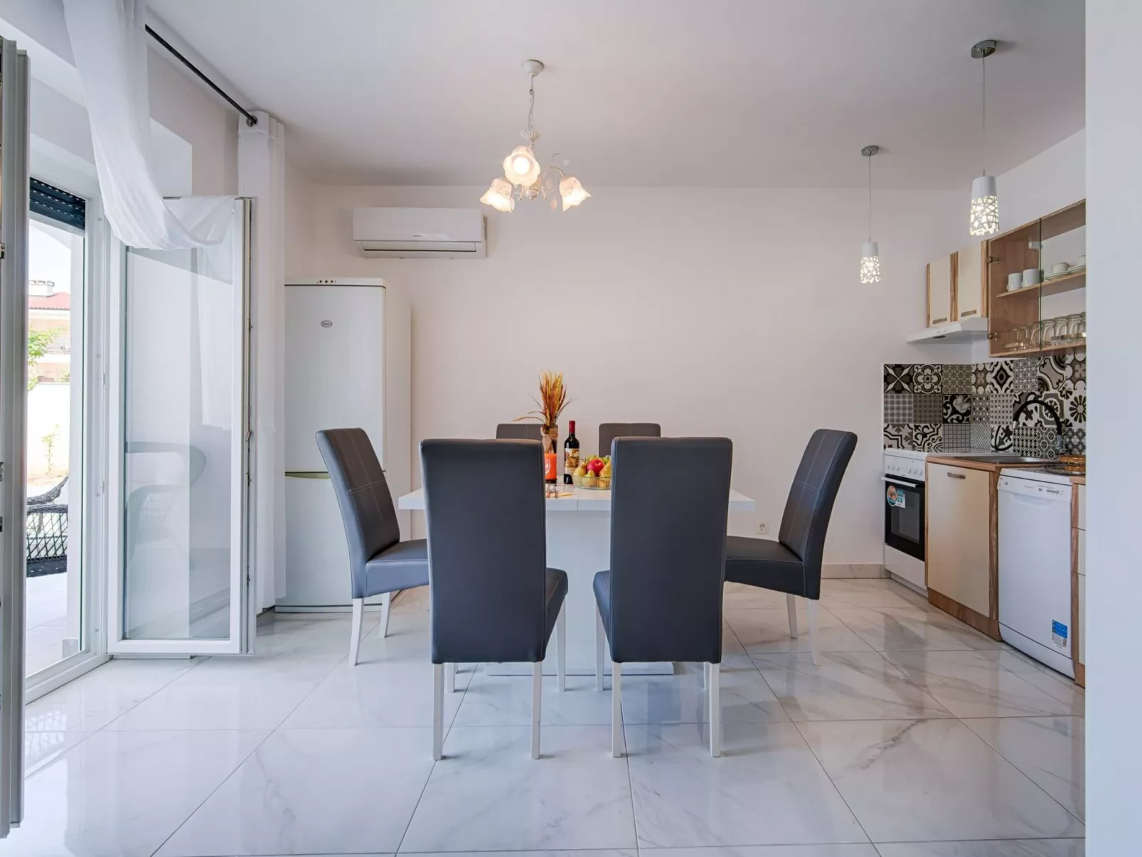 Schönes Haus in Pinezići mit privatem Parkplatz - Image-tags.info