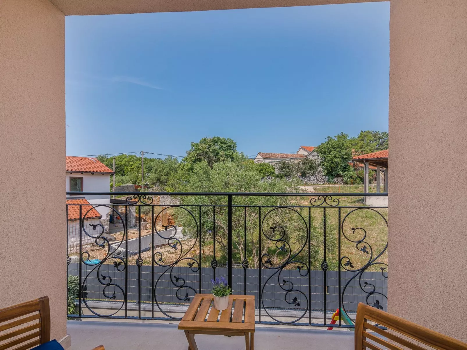 Luxuriöse Villa mit Salzwasserpool in einer ruhigen Gegend - Image-tags.info