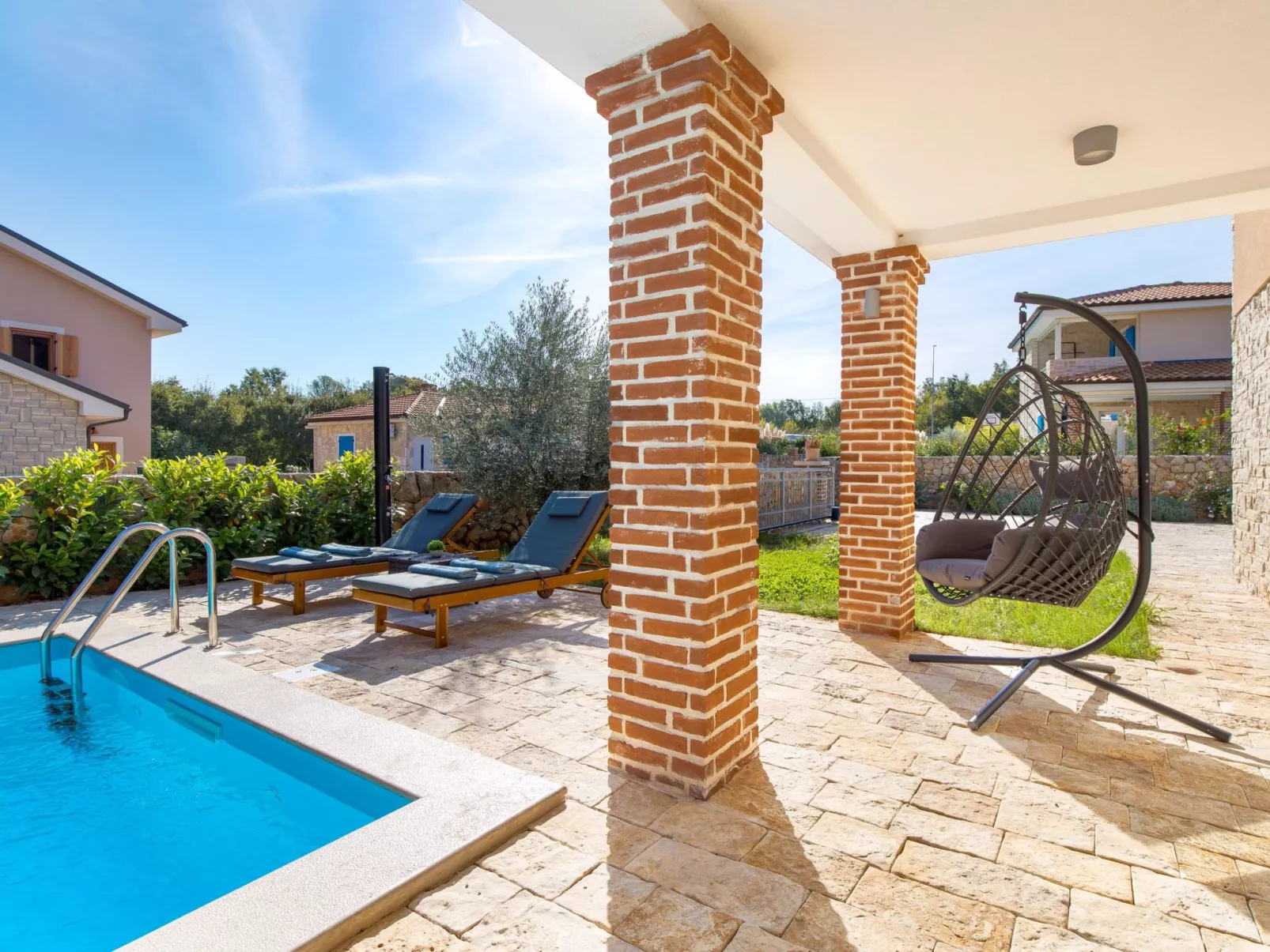 Romantische Villa mit Pool, umgeben von Natur - Image-tags.info