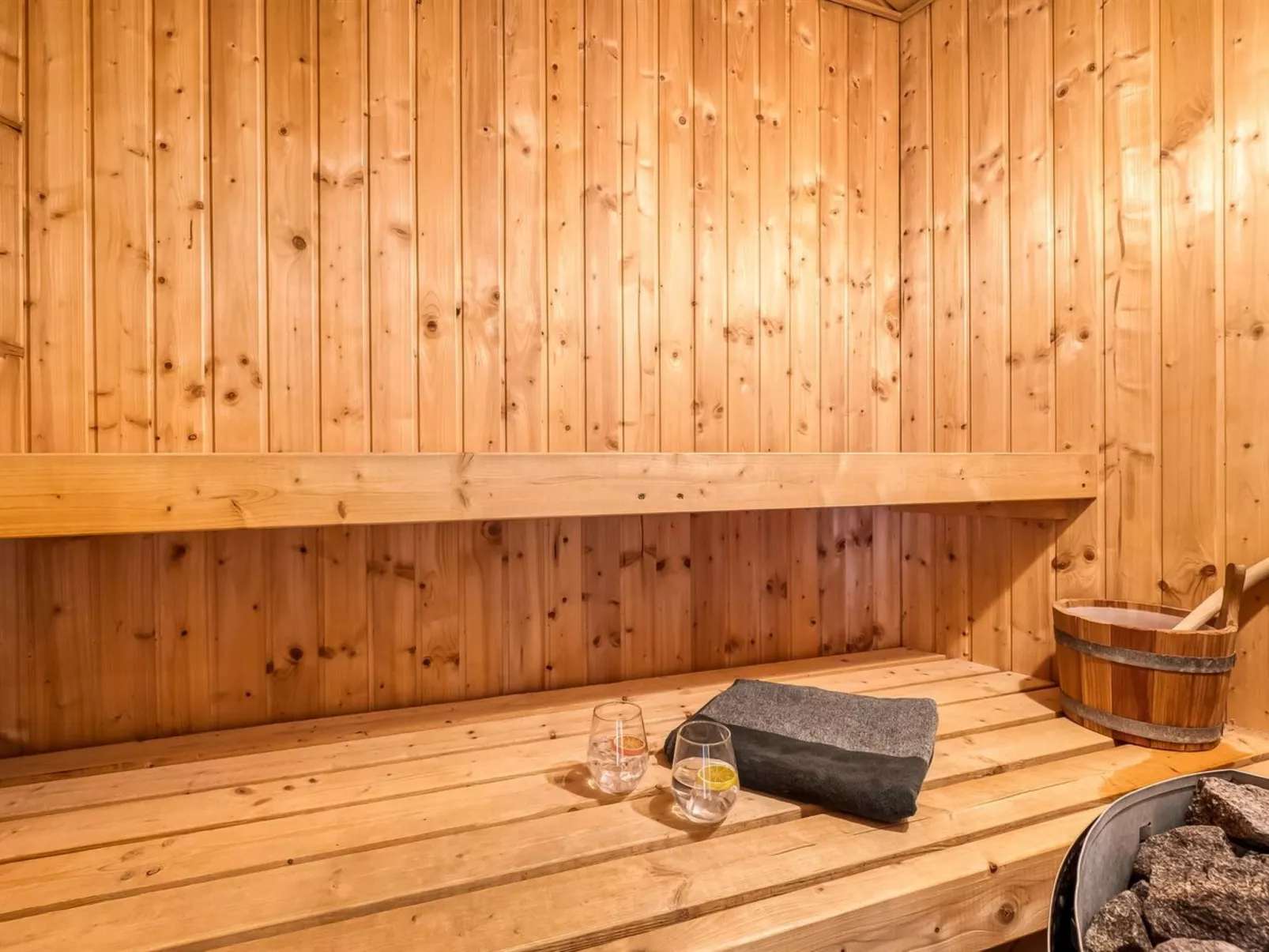 "Yorick" - 350m to the fjord - Binnen