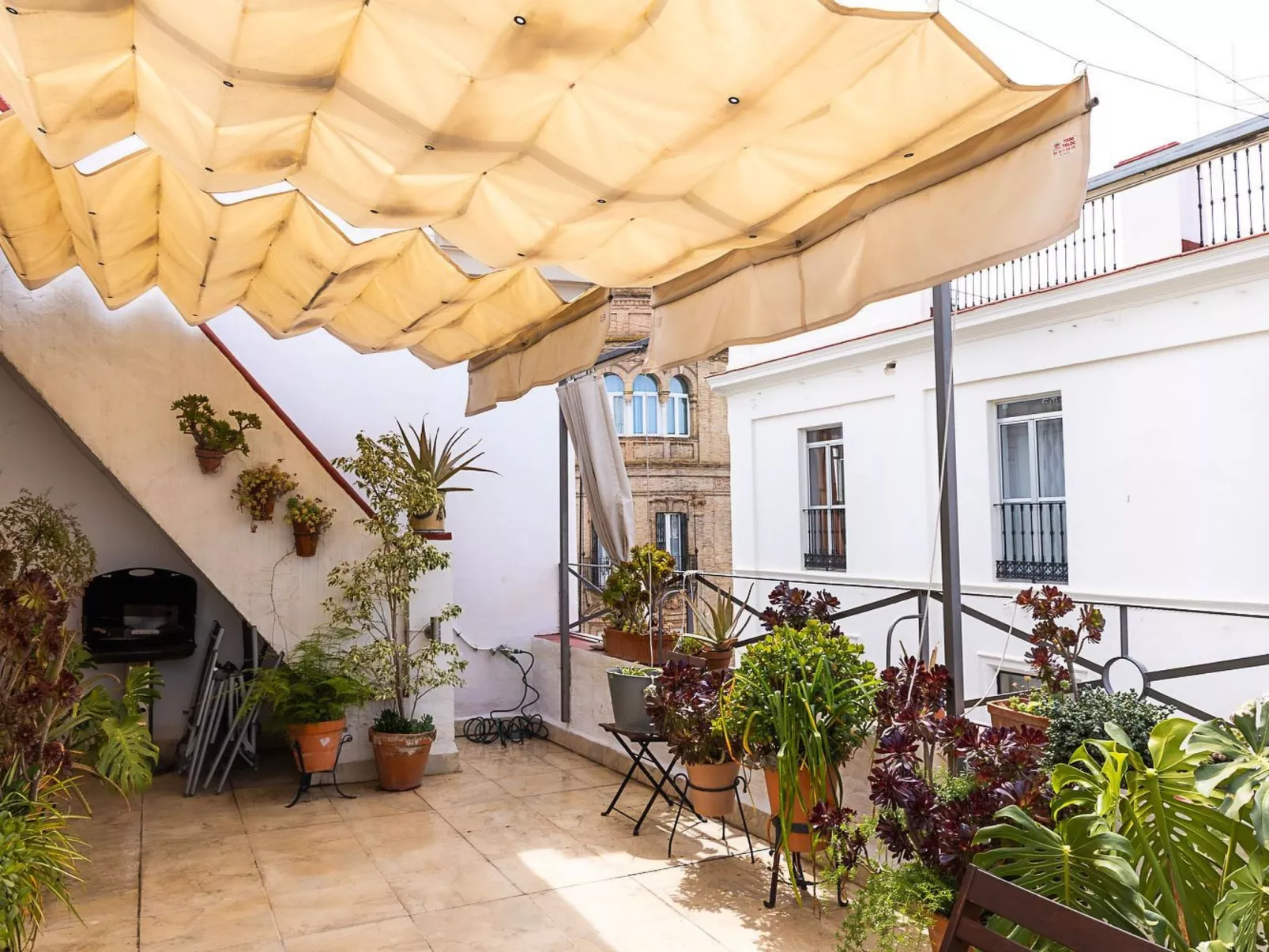 Helle Dach-Maisonette mit riesiger Terrasse - Buiten