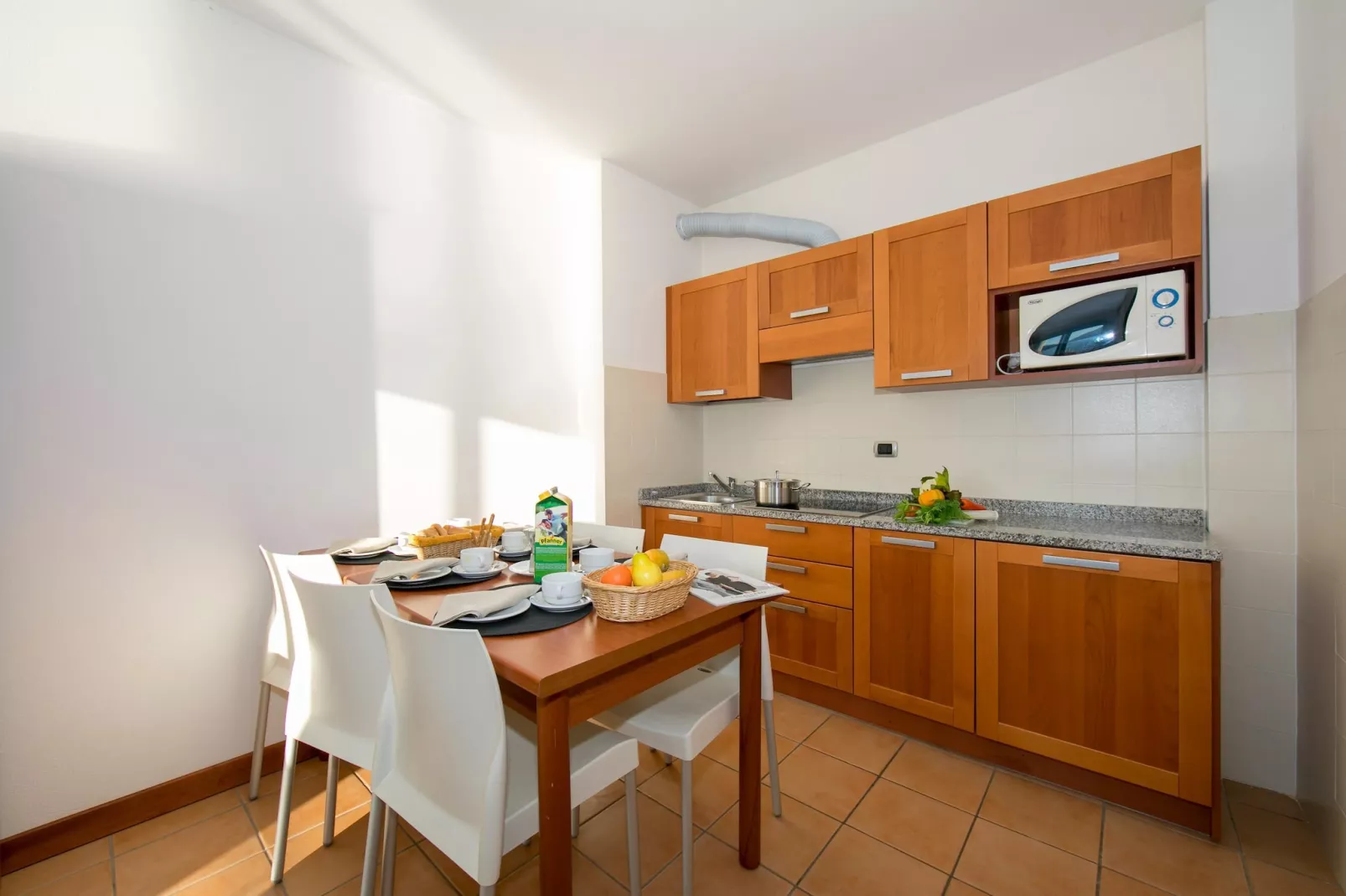 RESIDENCE PORTO LETIZIA - PALACE-1ROOM APT 4 PAX LAKE VIEW PLUS 8205 - P1LP4 - Keuken