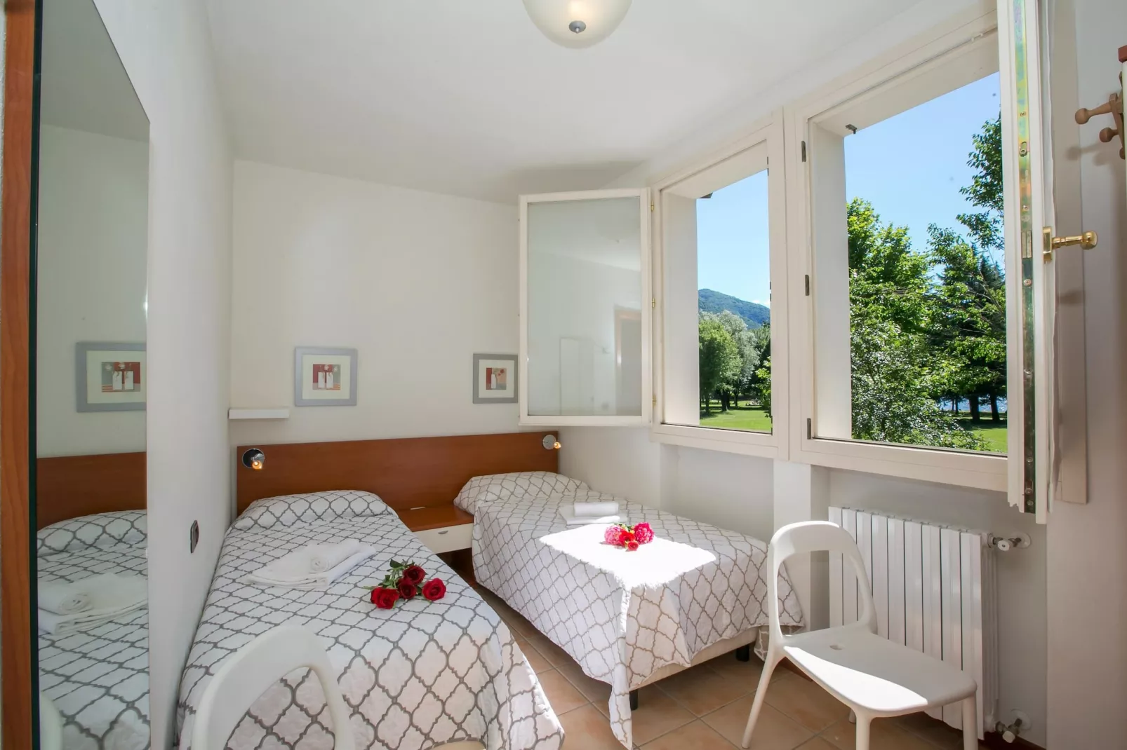 RESIDENCE PORTO LETIZIA - VILLAS-BILOCALE 4 PAX VISTA LAGO PLUS 8215 - V1LP4 - Slaapkamer