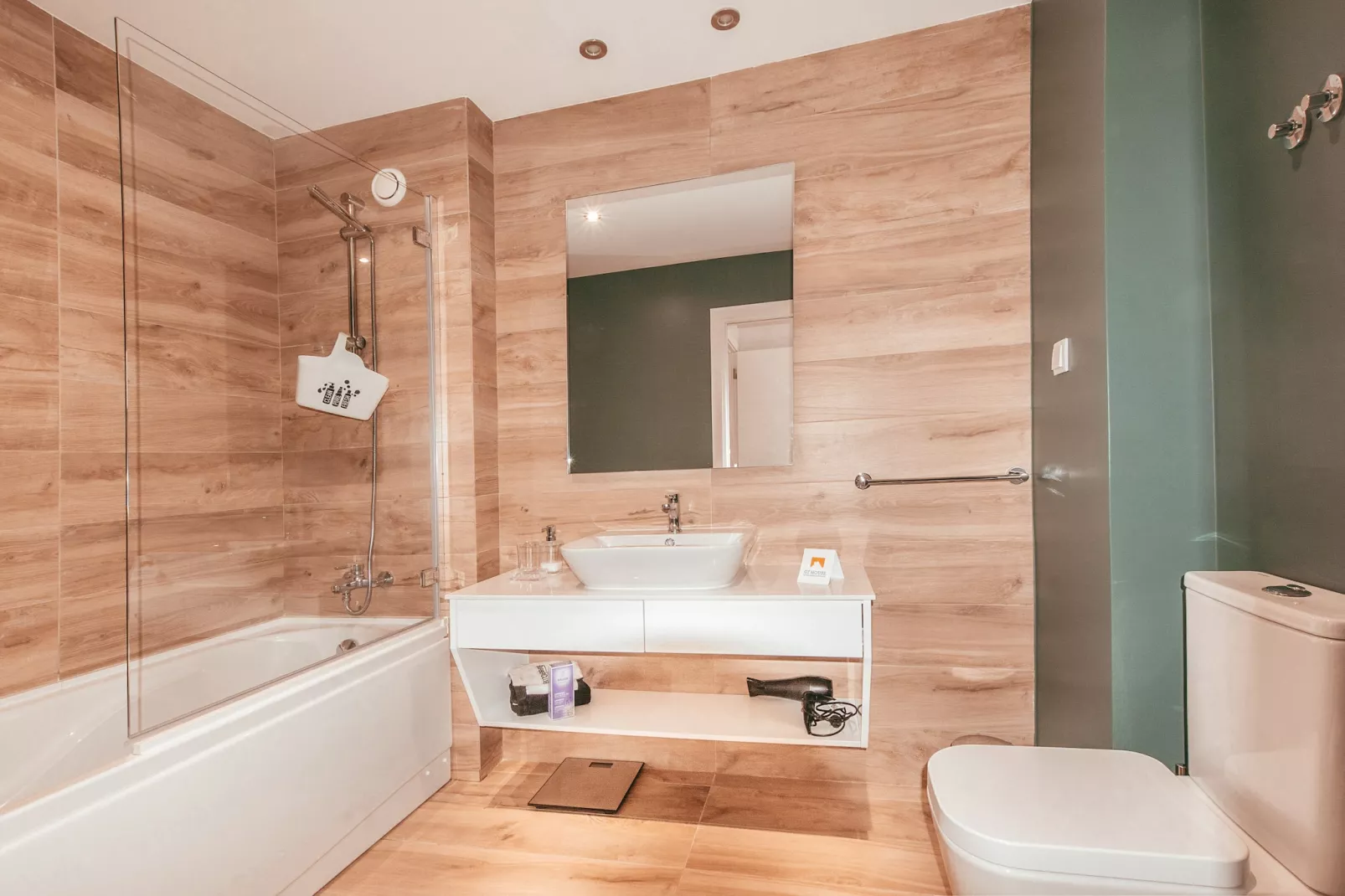 Elegant & Sophisticated Campo Ourique by GT House-Badkamer