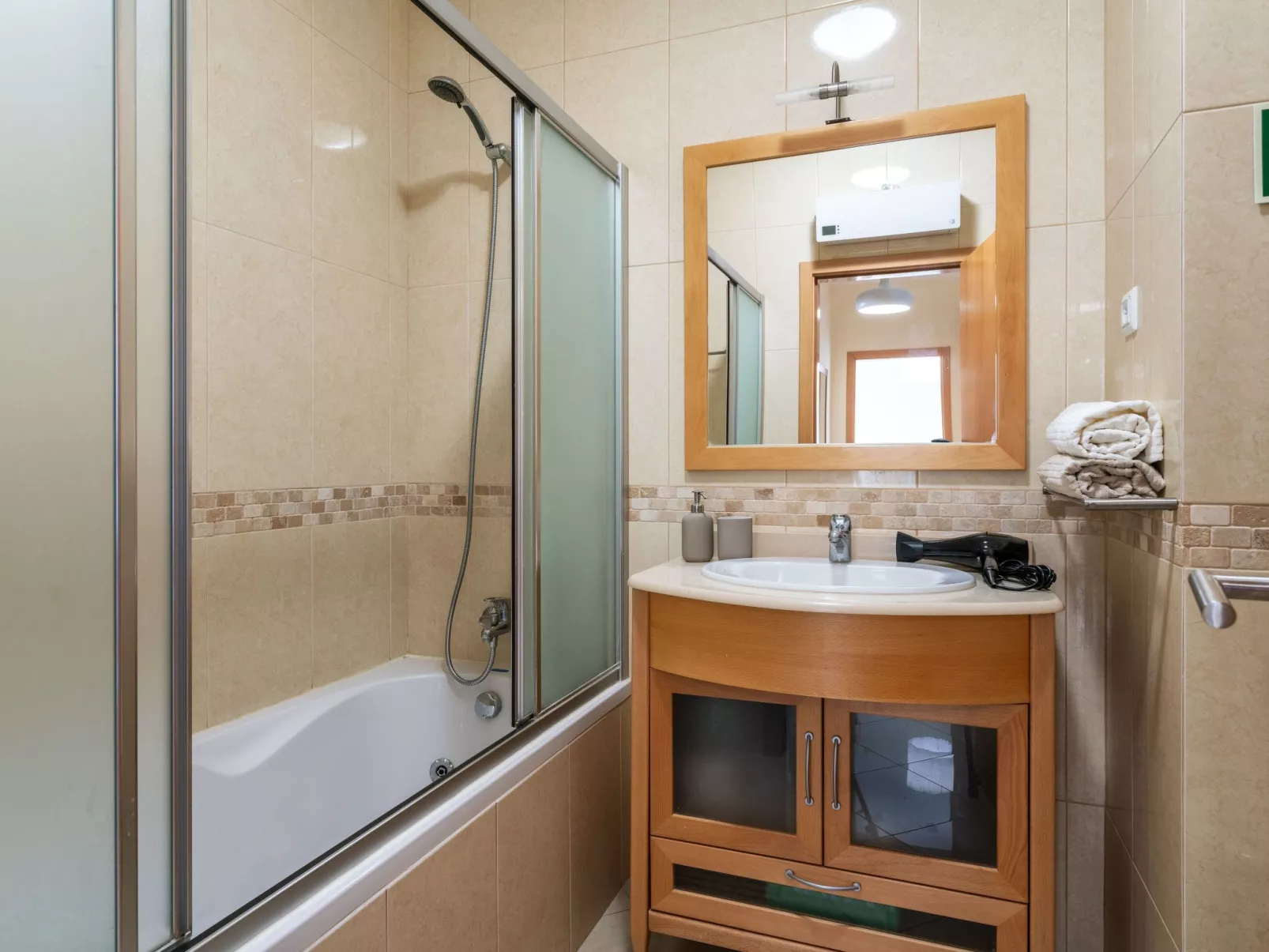 "Elena 1" mit Blick auf das Wasser - Image-tags.info