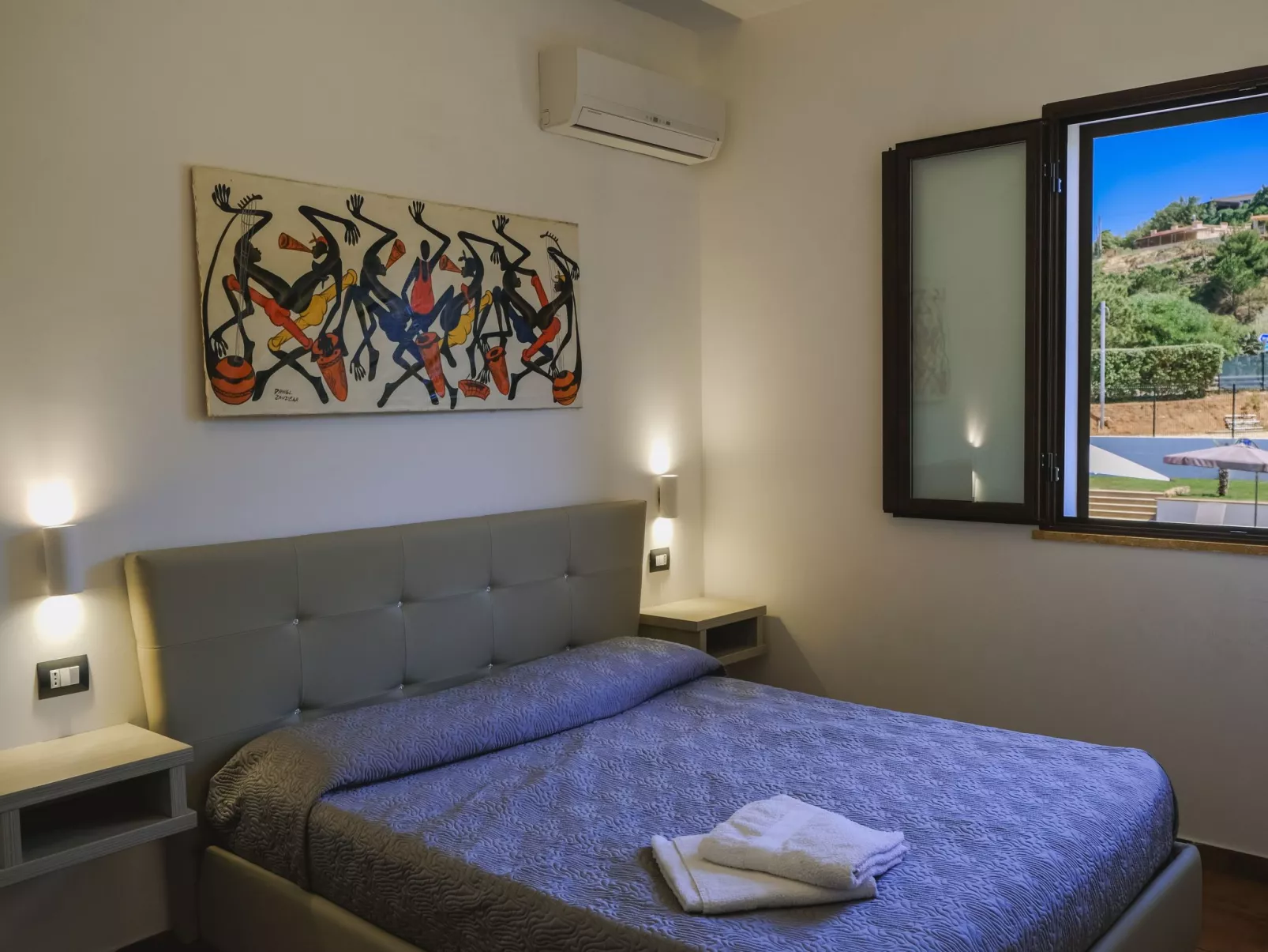 Lila Wohnung mit Schwimmbad und Meerblick - Image-tags.info