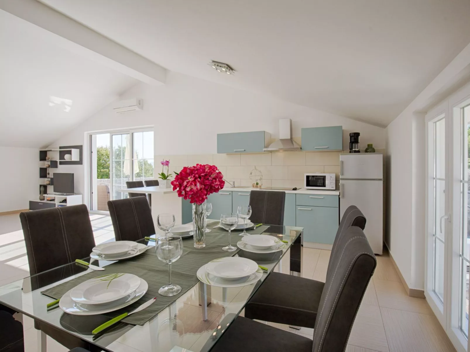 Luxuriöse Villa mit Pool, großem mediterranen Garten und Kinderspielplatz. - Image-tags.info