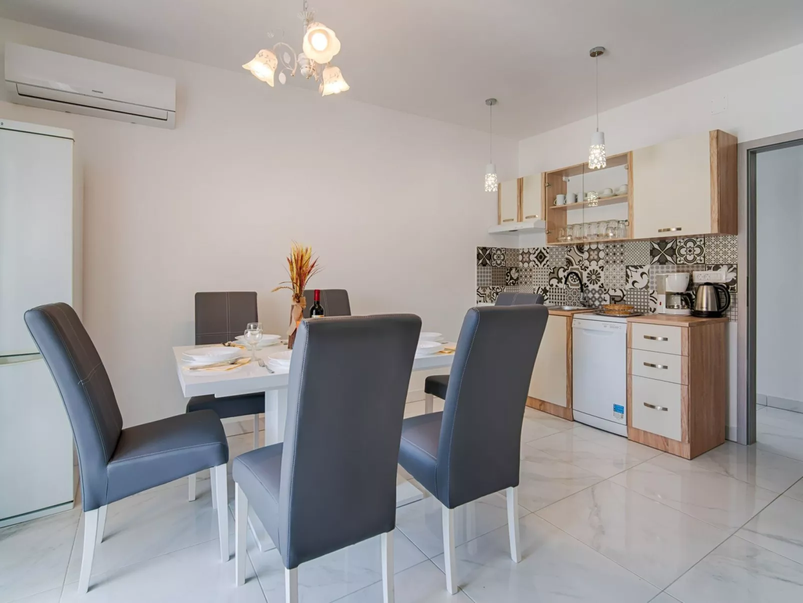 Schönes Haus in Pinezići mit privatem Parkplatz - Image-tags.info