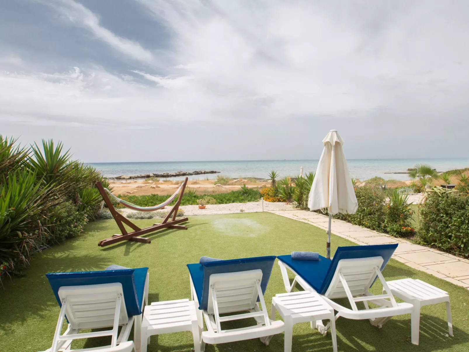 Moderne, geräumige Villa am Strand mit Pool - Image-tags.info