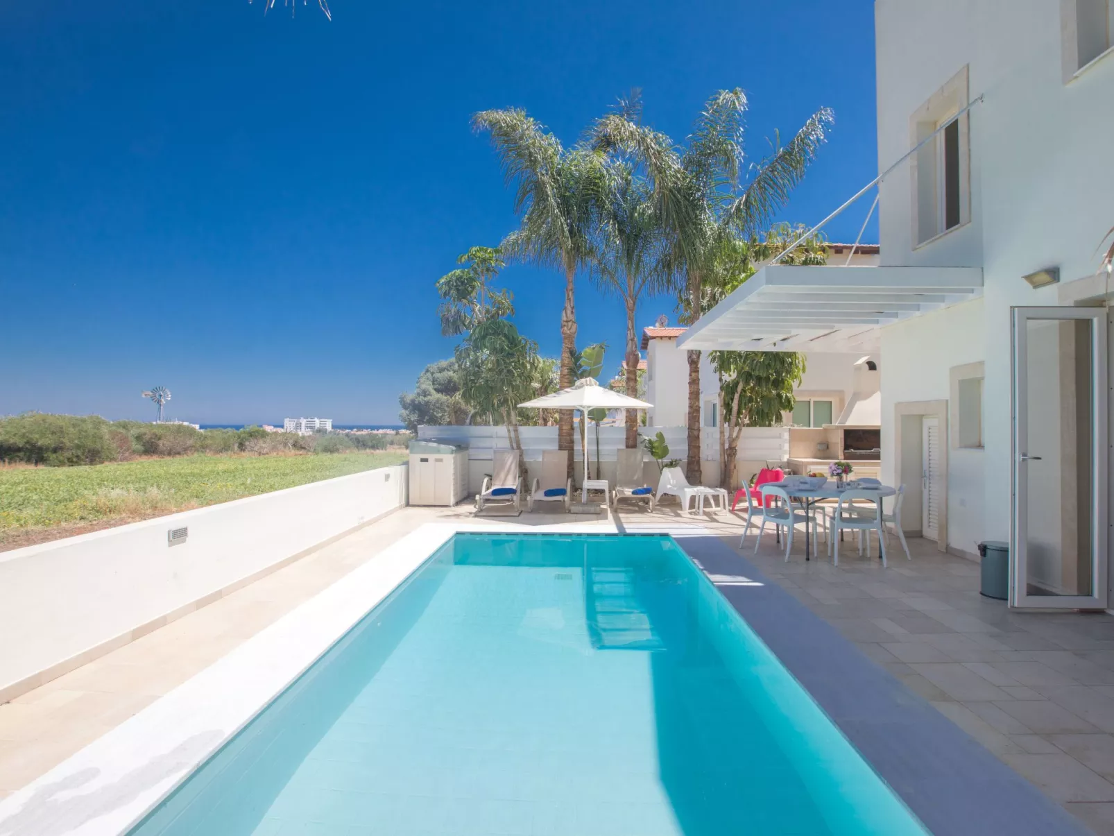 3-Schlafzimmer-Luxusvilla mit Pool und teilweise Meerblick - Image-tags.info