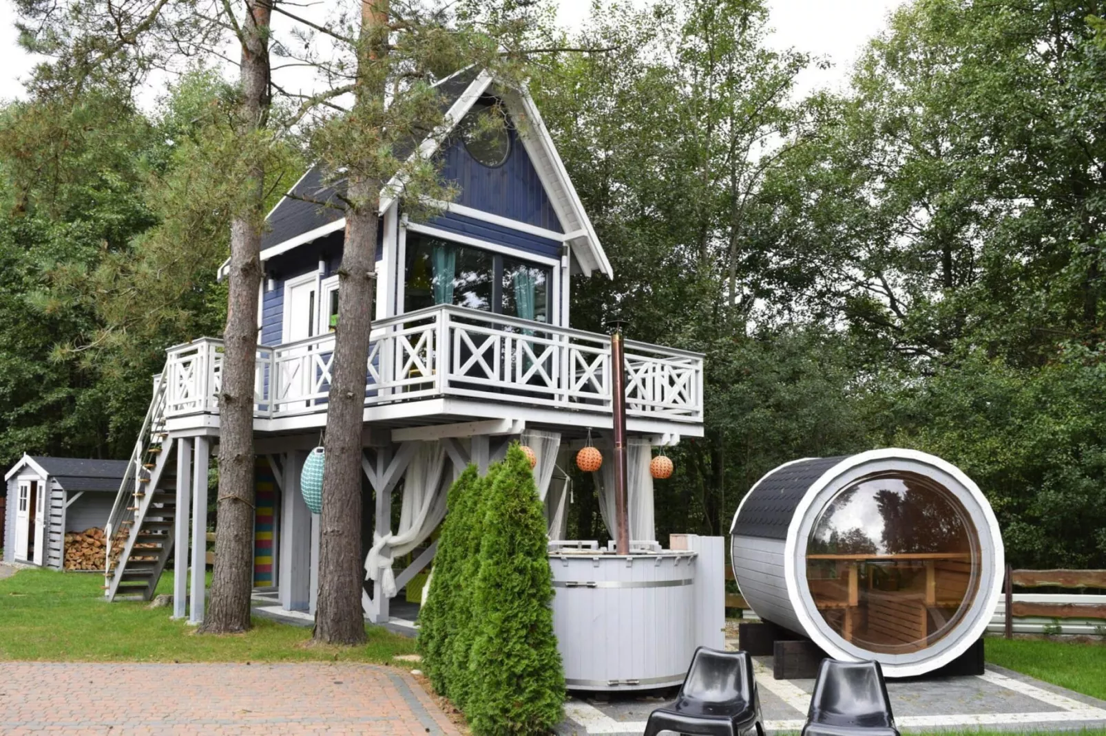 Dom w Starych Czaplach z domkiem na drzewie-Buitenkant zomer