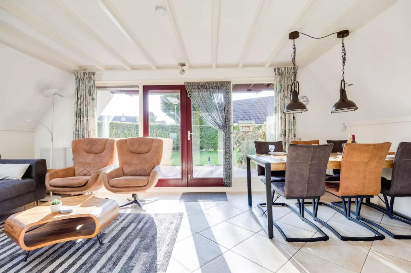 92 | Gaai | Prachtige bungalow nabij natuur-Eetkamer