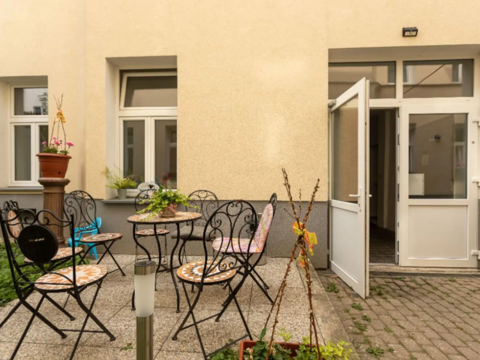 Große Ferienwohnung in Fünfhaus mit Garten - Image-tags.info