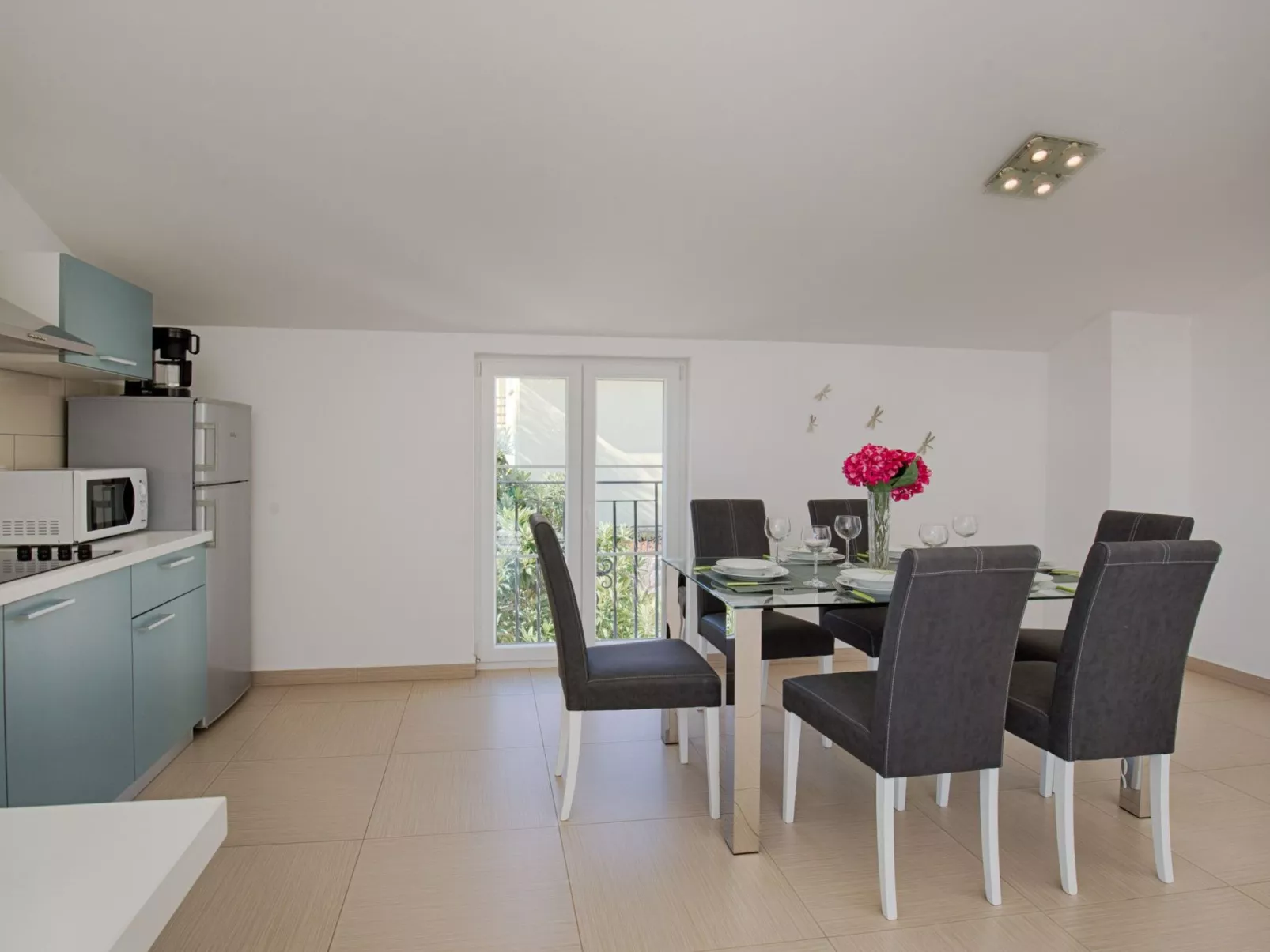 Luxuriöse Villa mit Pool, großem mediterranen Garten und Kinderspielplatz. - Image-tags.info