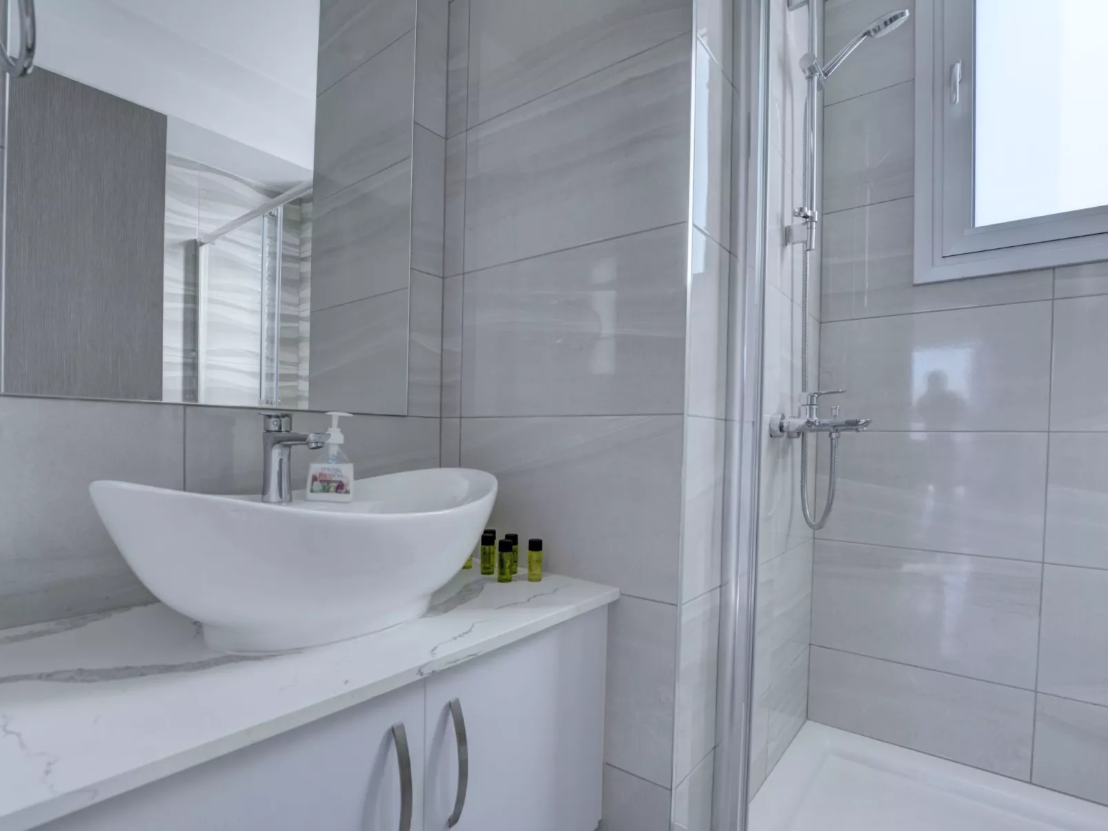 Private Villa mit 4 Schlafzimmern, Pool und Meerblick - Image-tags.info