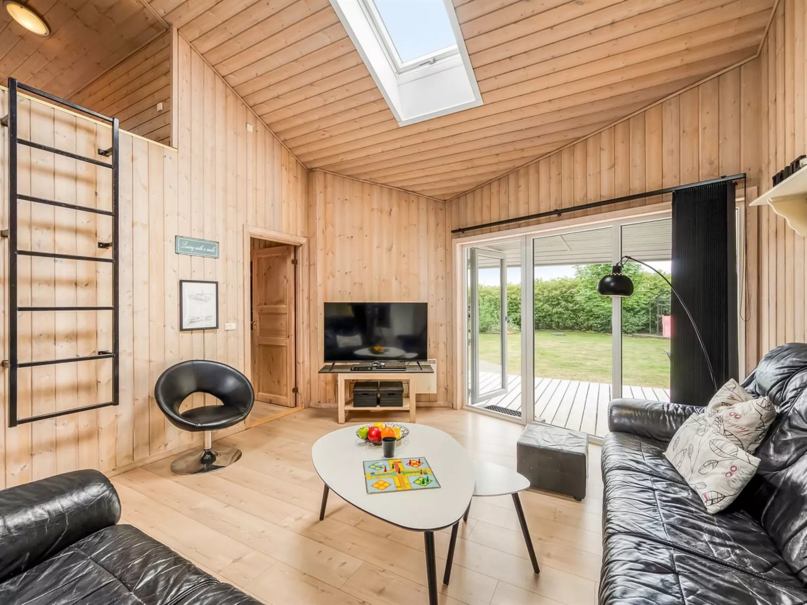 "Yorick" - 350m to the fjord - Binnen