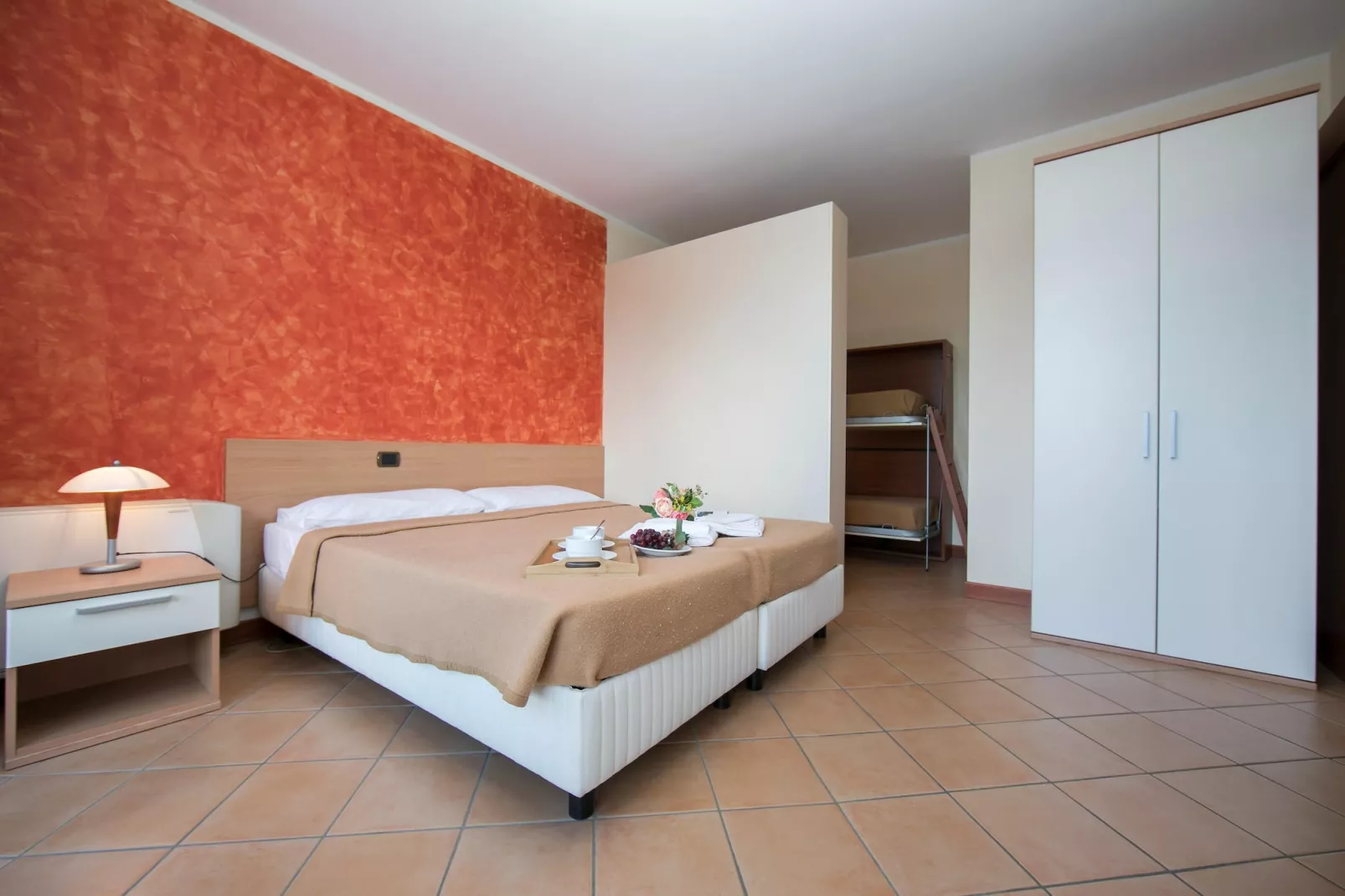 RESIDENCE PORTO LETIZIA - PALACE-2ROOM APT 6 PAX LAKE VIEW 8209 - P2LP6 - Slaapkamer