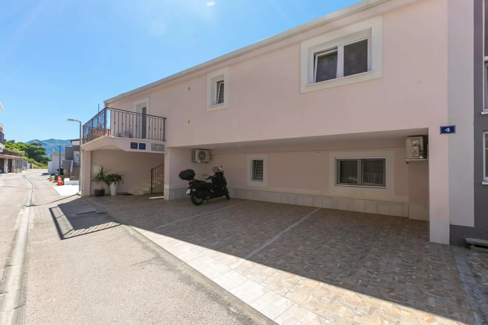 Apartments Hope (Dugi Rat) - Three-Bedroom Apartment with Jacuzzi  (Stanko)