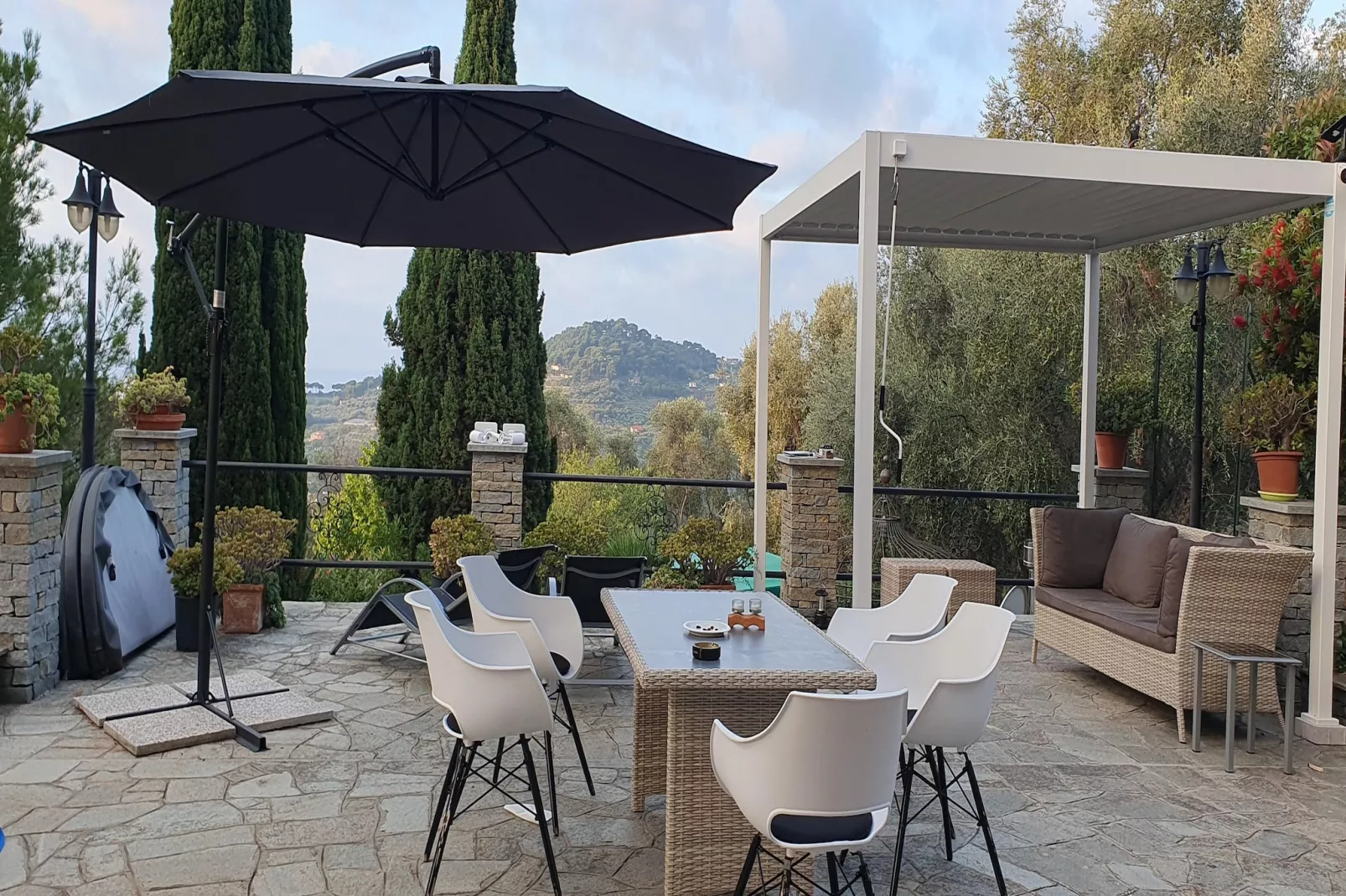 Charmante Villa mit drei Apartments und Meerblick KReidl-Terrasbalkon