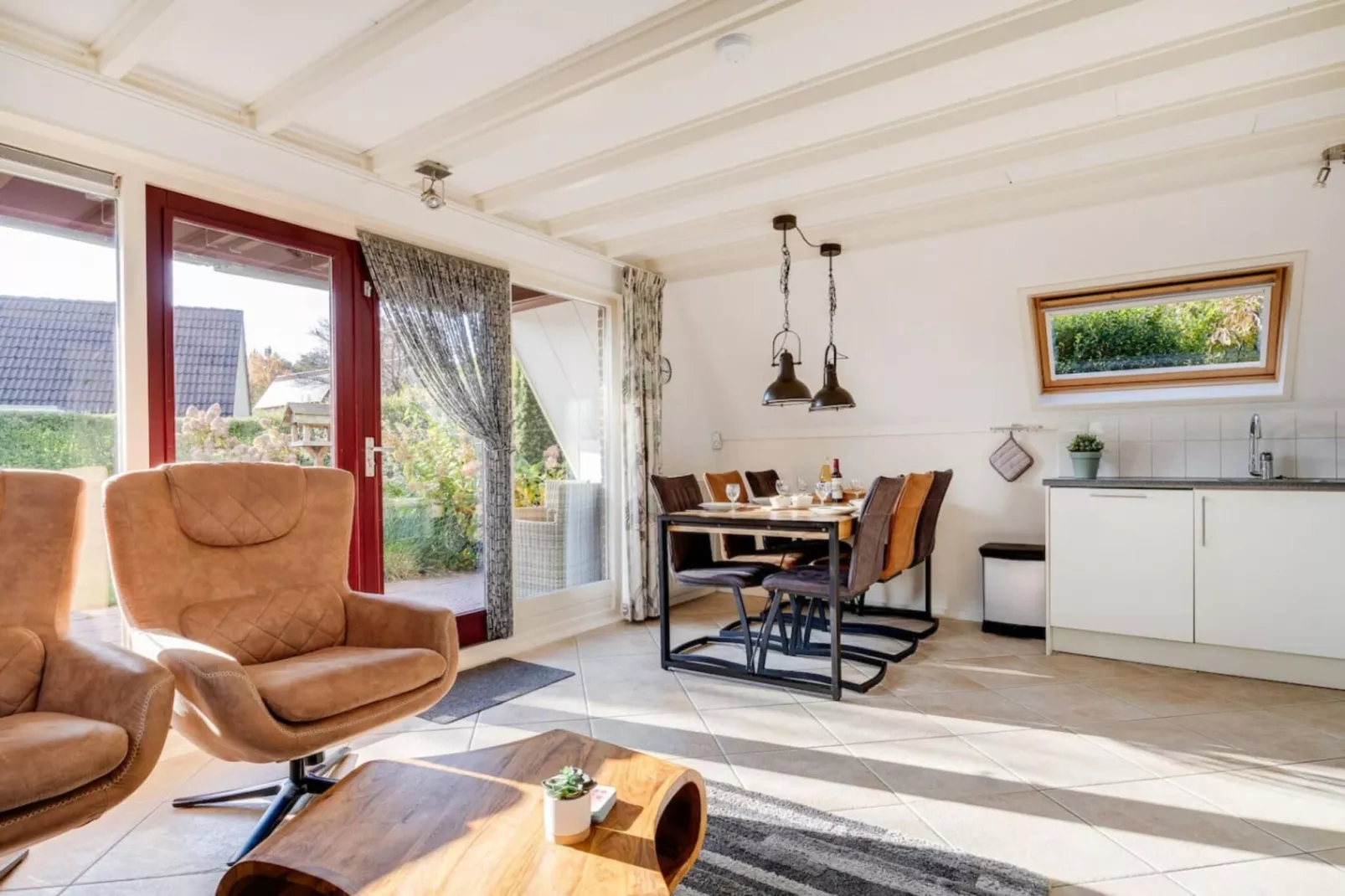 92 | Gaai | Prachtige bungalow nabij natuur-Eetkamer